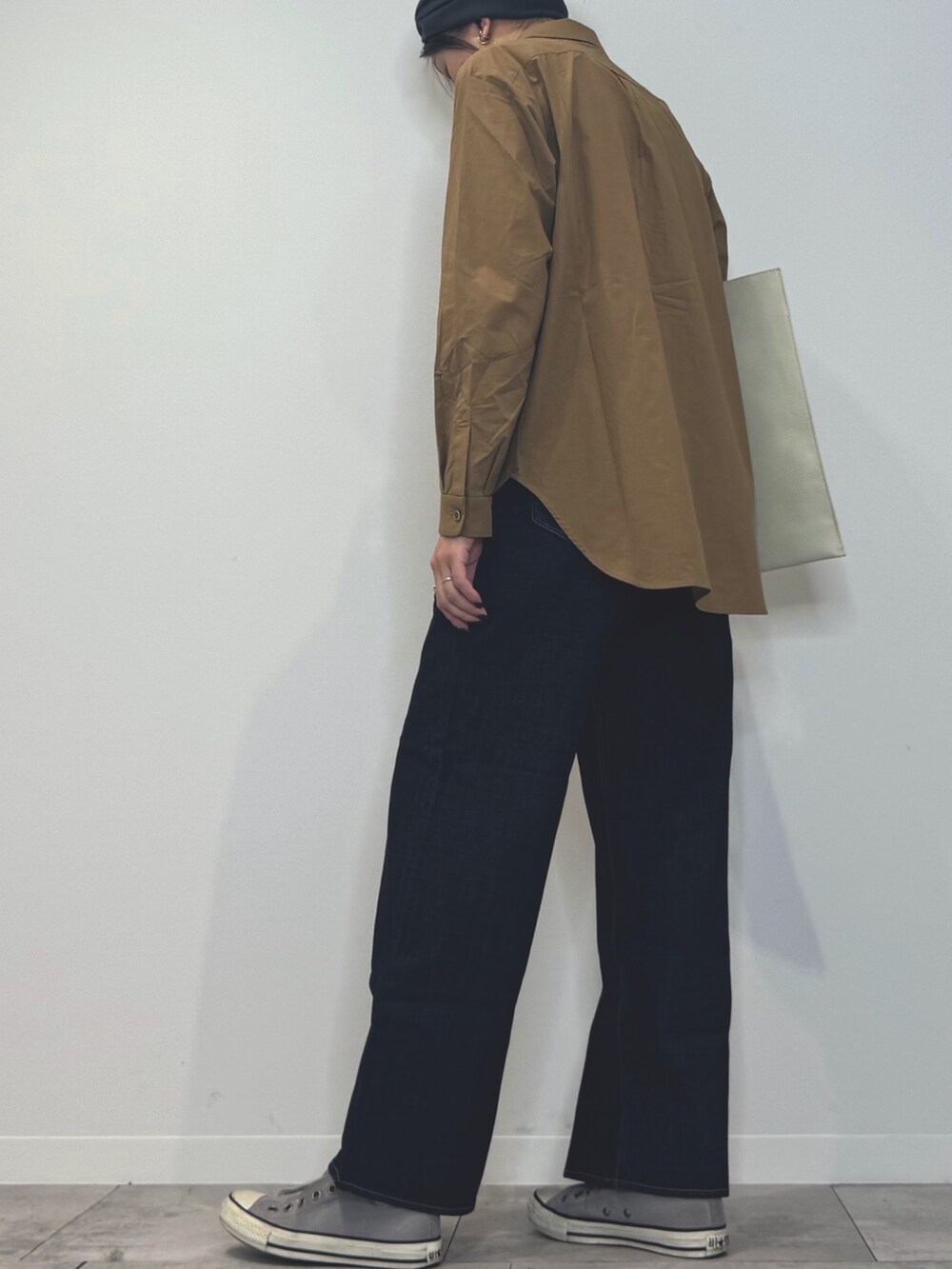 ホワイト系のトートバッグ、ブルー系のデニムパンツ、ブラウン系のシャツ/ブラウスを着用したレディースの春コーディネートの5枚目の写真