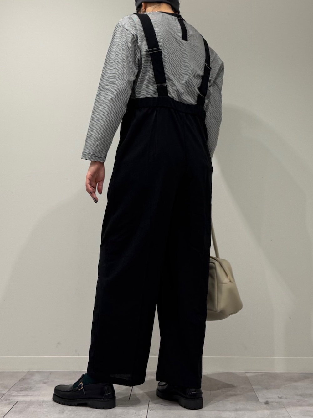 ベージュ系のボストンバッグ、ブラック系のサロペット/オーバーオール、ブラック系のローファーを着用したレディースの春コーディネートの5枚目の写真