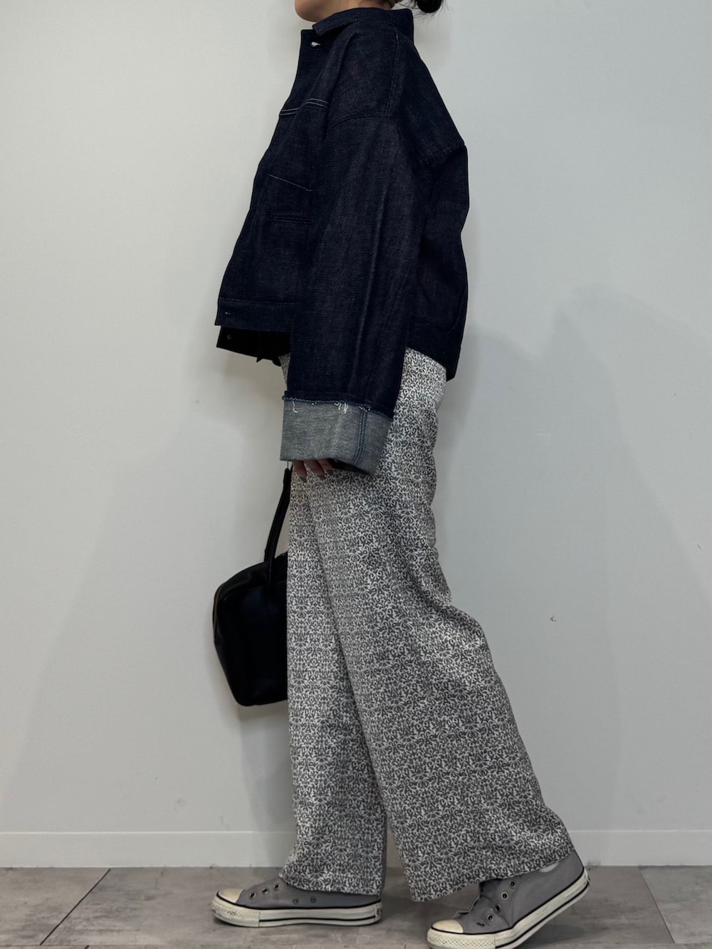 ブルー系のデニムジャケット、ブラック系のシャツ/ブラウス、ブラック系のその他パンツを着用したレディースの春コーディネートの6枚目の写真