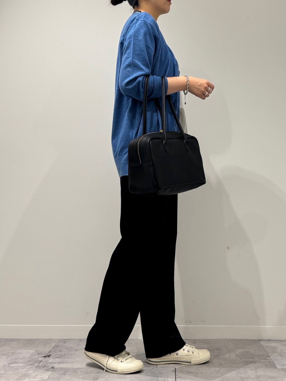 ブラック系のその他パンツ、グレー系のTシャツ/カットソー、ブルー系のカーディガン/ボレロを着用したレディースの秋コーディネートの2枚目の写真