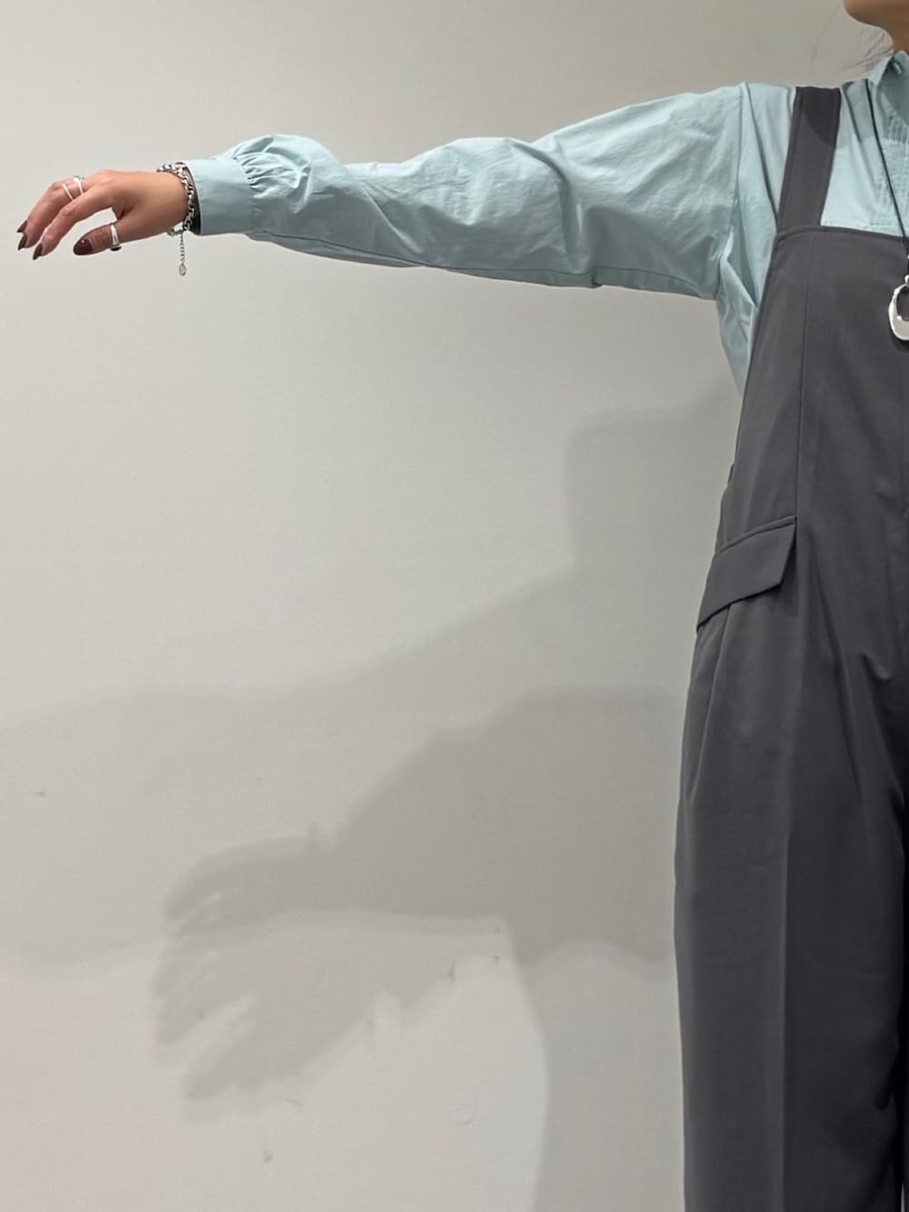 ブラック系のローファー、グレー系のサロペット/オーバーオール、グレー系のボストンバッグを着用したレディースの秋コーディネートの6枚目の写真