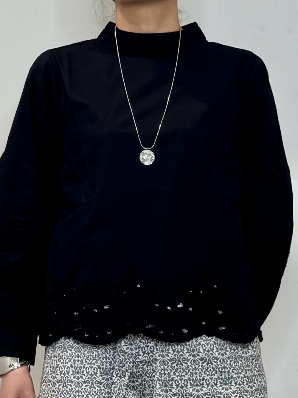 ブラック系のシャツ/ブラウス、シルバー系のトートバッグ、ブラック系のその他パンツを着用したレディースの秋コーディネートの7枚目の写真