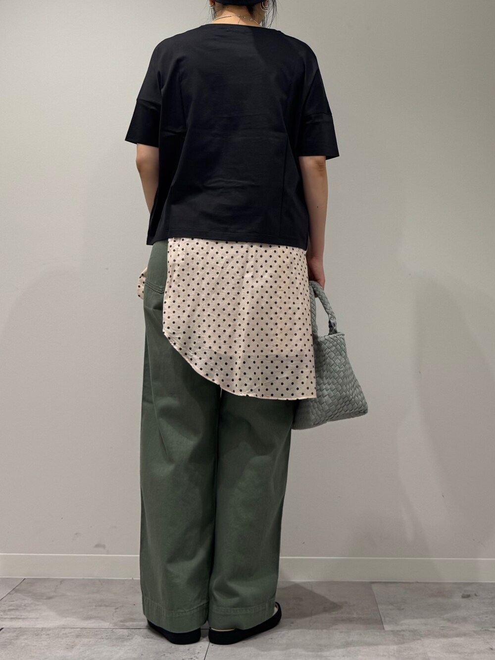 グレー系のトートバッグ、グリーン系のその他パンツ、シルバー系のサンダルを着用したレディースの春コーディネートの3枚目の写真