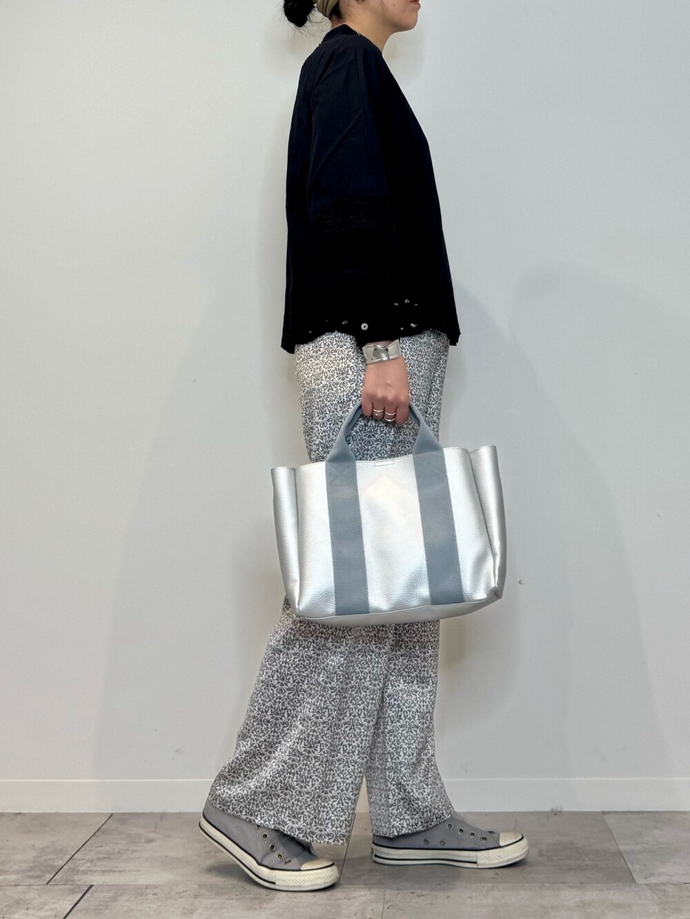 ブラック系のシャツ/ブラウス、シルバー系のトートバッグ、ブラック系のその他パンツを着用したレディースの秋コーディネートの2枚目の写真