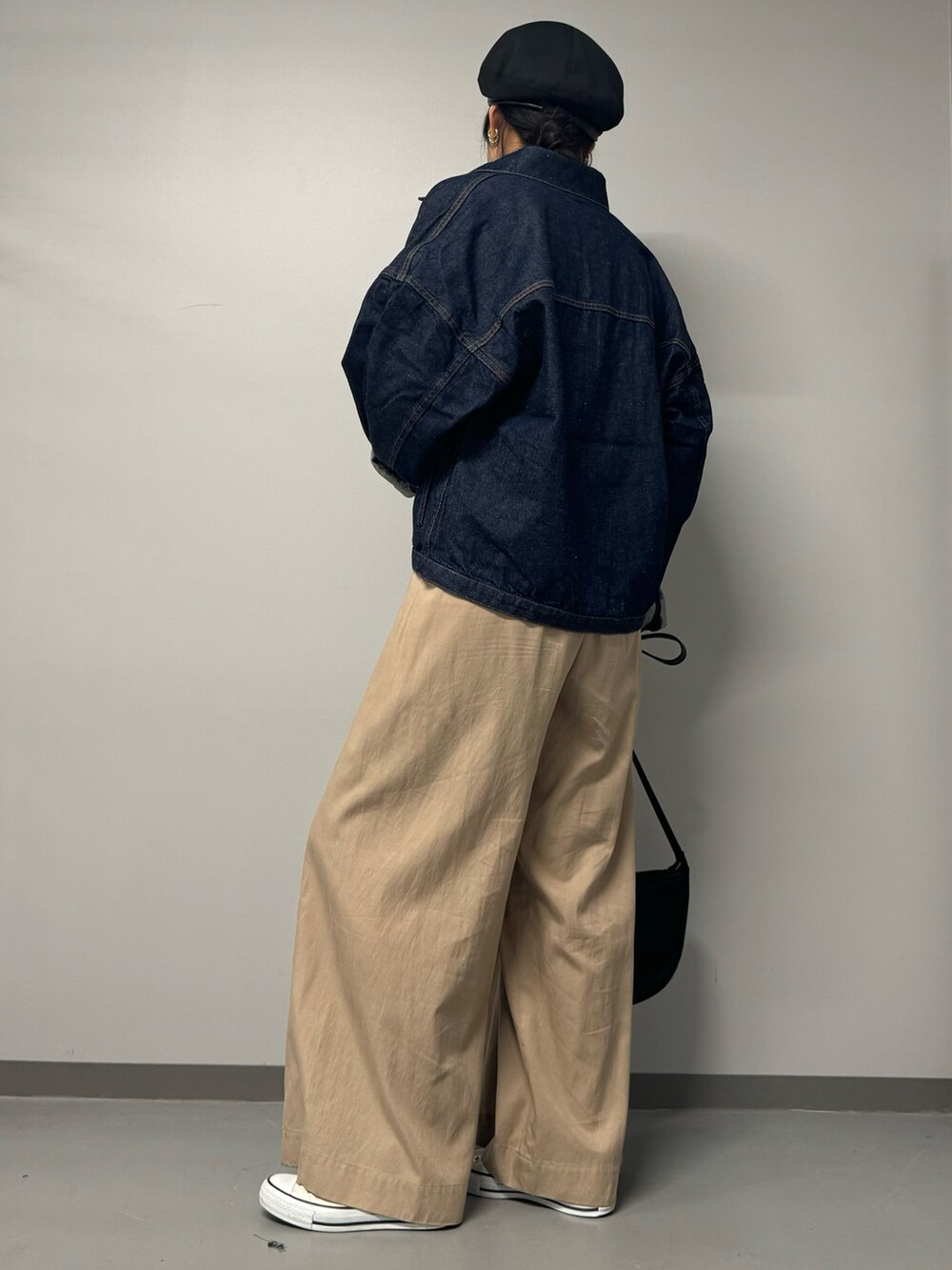 ブラック系のショルダーバッグ、グレー系のTシャツ/カットソー、ゴールド系のネックレスを着用したレディースの秋コーディネートの2枚目の写真