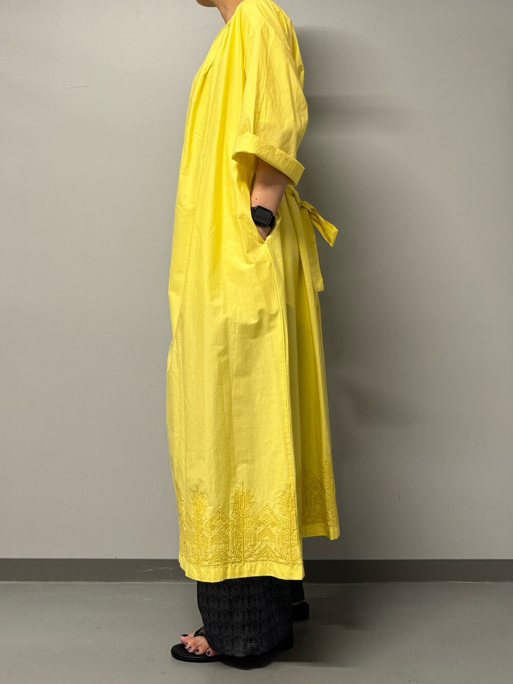 イエロー系のワンピース、ホワイト系のTシャツ/カットソー、ブルー系のその他パンツを着用したレディースの夏コーディネートの4枚目の写真