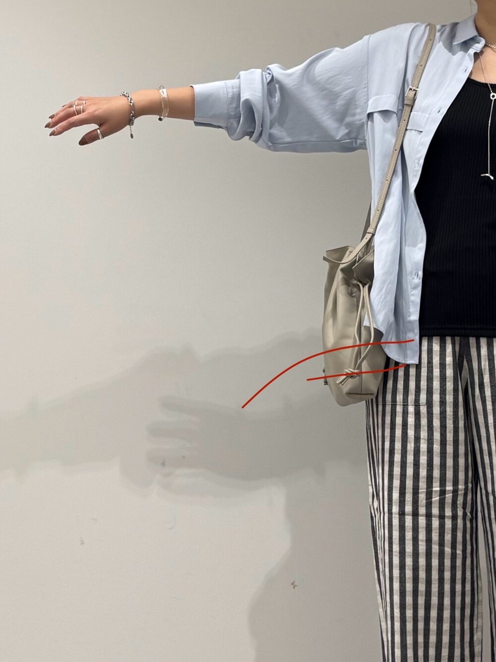 ベージュ系のショルダーバッグ、ブラック系のその他パンツ、ブラック系のサンダルを着用したレディースの秋コーディネートの6枚目の写真