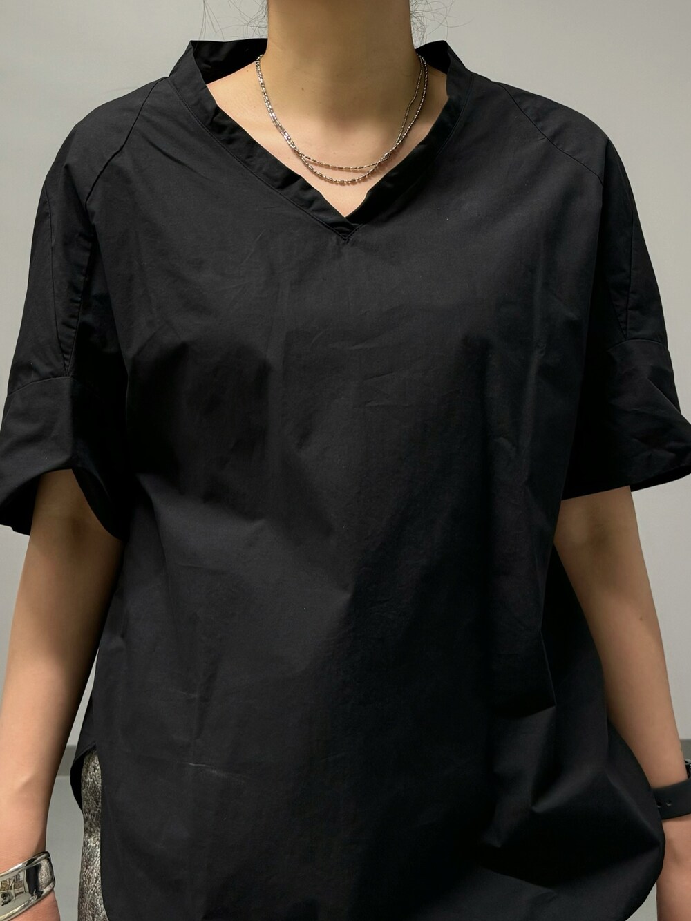 ブラック系のシャツ/ブラウス、ブルー系のその他パンツ、ブラック系のサンダルを着用したレディースの夏コーディネートの4枚目の写真