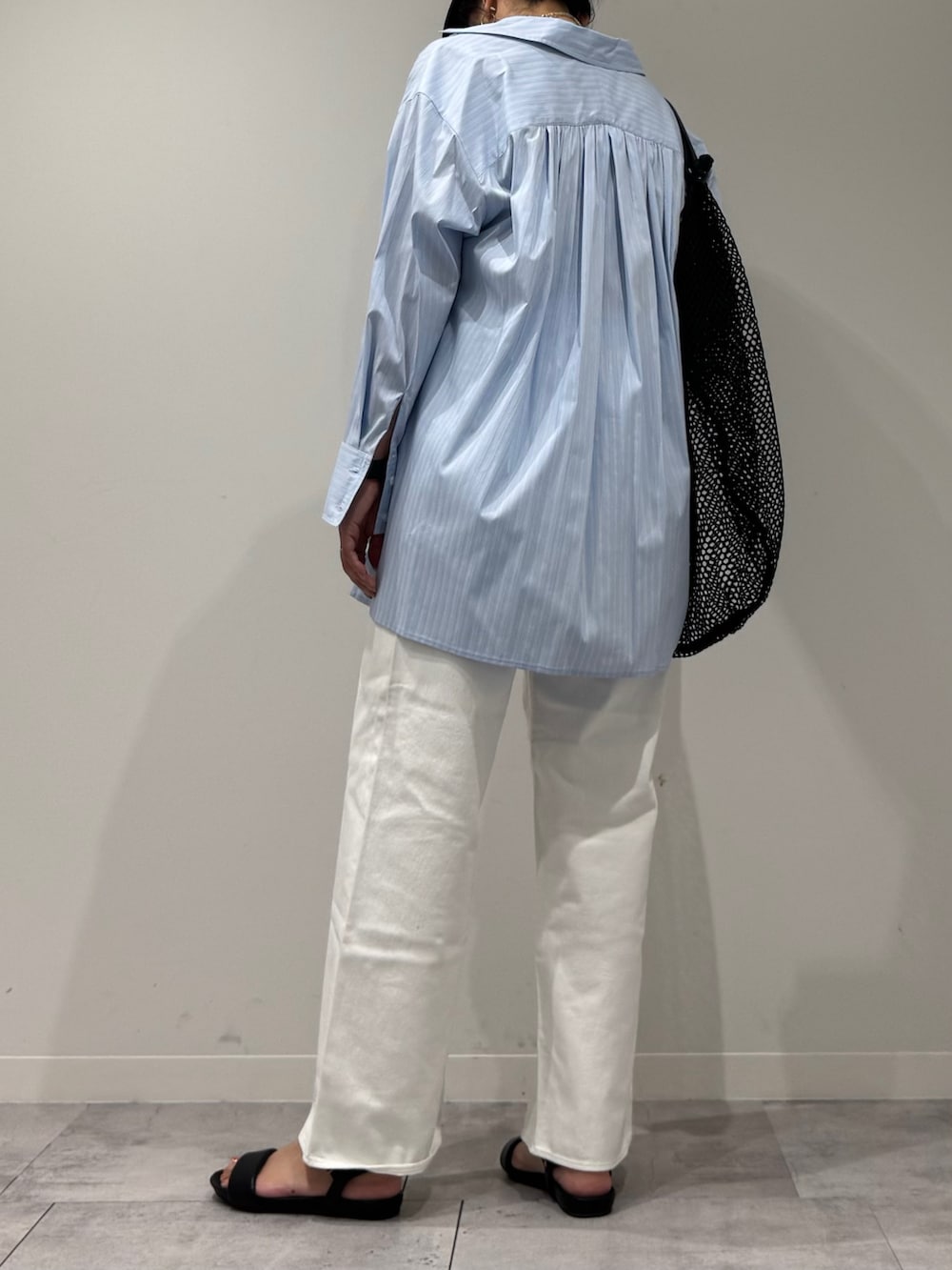 ブルー系のシャツ/ブラウス、ホワイト系のデニムパンツ、ブラック系のサンダルを着用したレディースの夏コーディネートの4枚目の写真