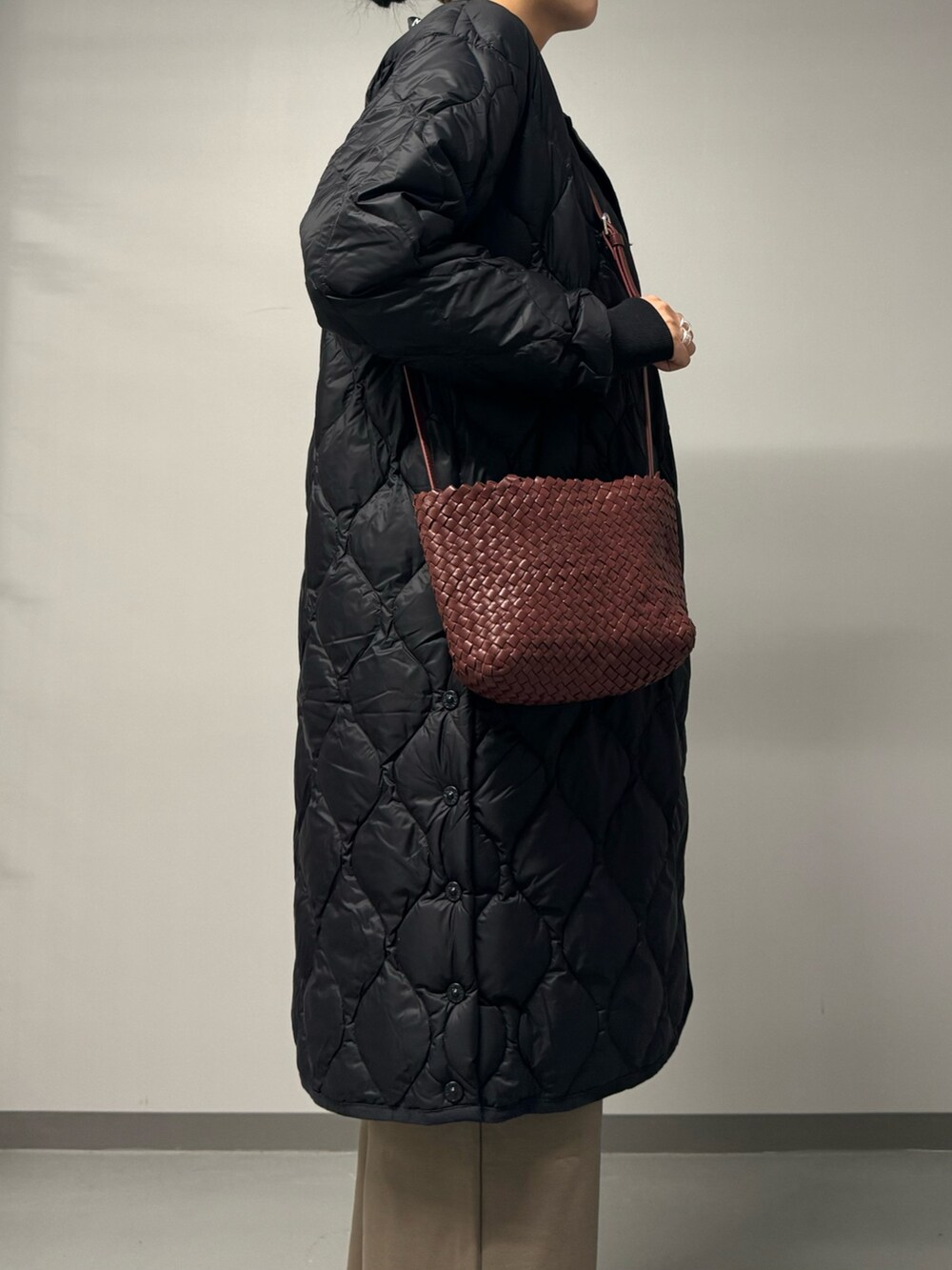 レッド系のショルダーバッグ、ブラウン系のサロペット/オーバーオール、ブラック系のシャツ/ブラウスを着用したレディースの秋コーディネートの4枚目の写真