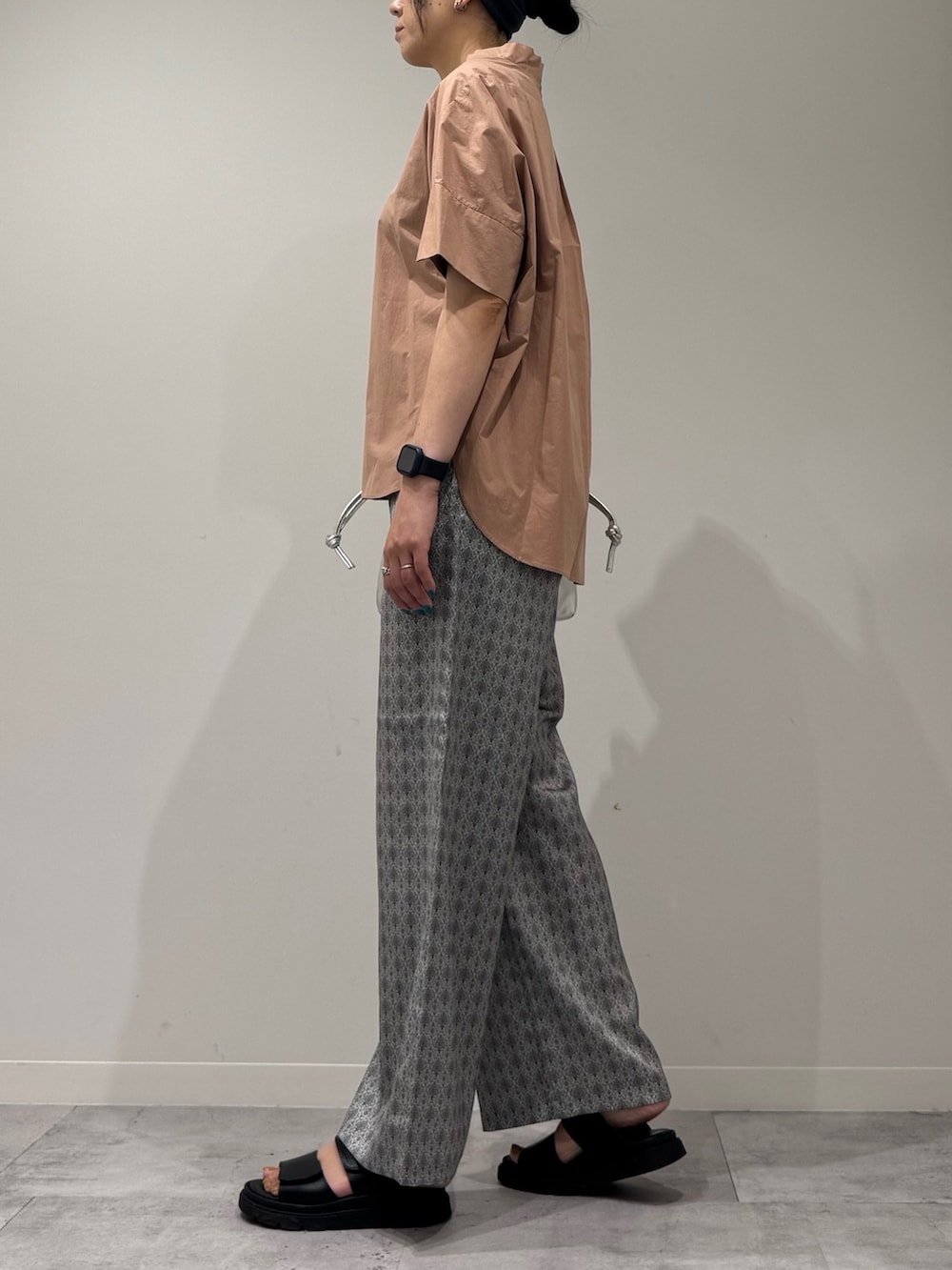 シルバー系のショルダーバッグ、ピンク系のシャツ/ブラウス、ベージュ系のその他パンツを着用したレディースの夏コーディネートの5枚目の写真