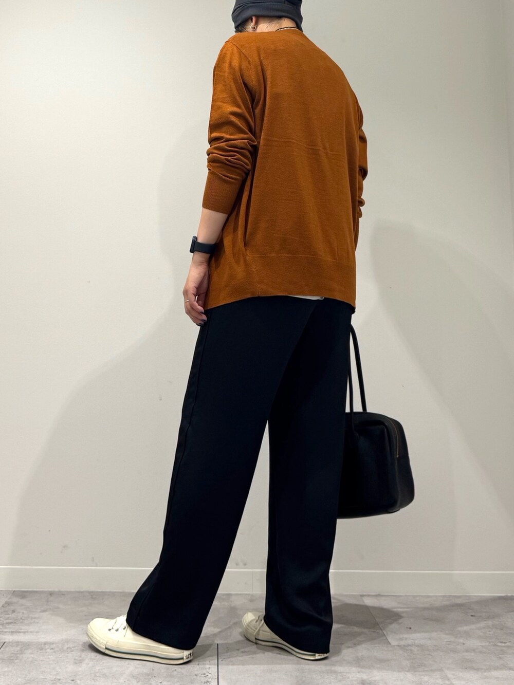 ブラック系のその他パンツ、ブラウン系のカーディガン/ボレロ、グレー系のTシャツ/カットソーを着用したレディースの秋コーディネートの5枚目の写真