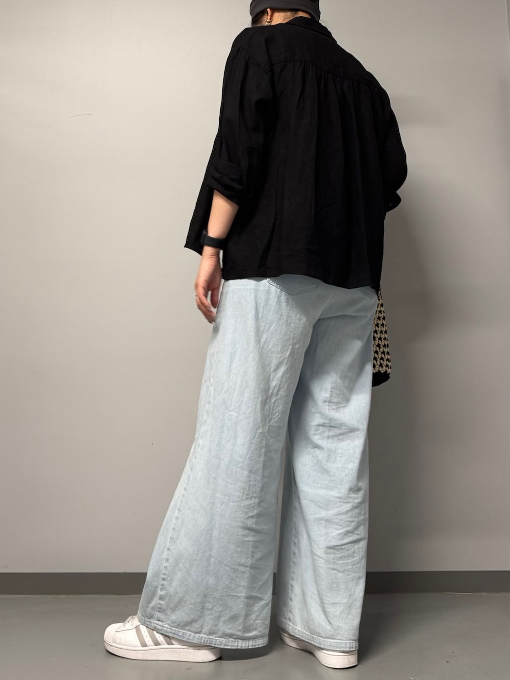 その他のかごバッグ、ブルー系のデニムパンツ、ホワイト系のTシャツ/カットソーを着用したレディースの春コーディネートの5枚目の写真