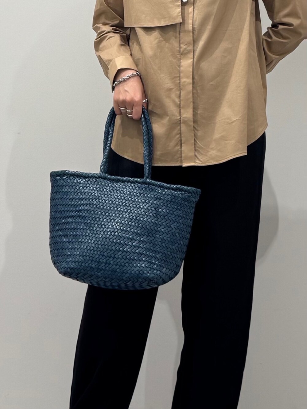 ブルー系のトートバッグ、ベージュ系のシャツ/ブラウス、ブラック系のその他パンツを着用したレディースの秋コーディネートの8枚目の写真