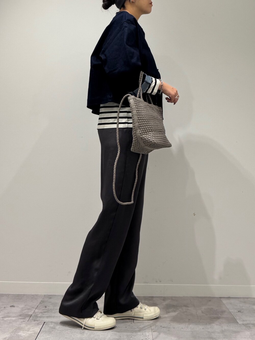 ベージュ系のトートバッグ、ブラック系のその他パンツ、ブラック系のTシャツ/カットソーを着用したレディースの秋コーディネートの2枚目の写真