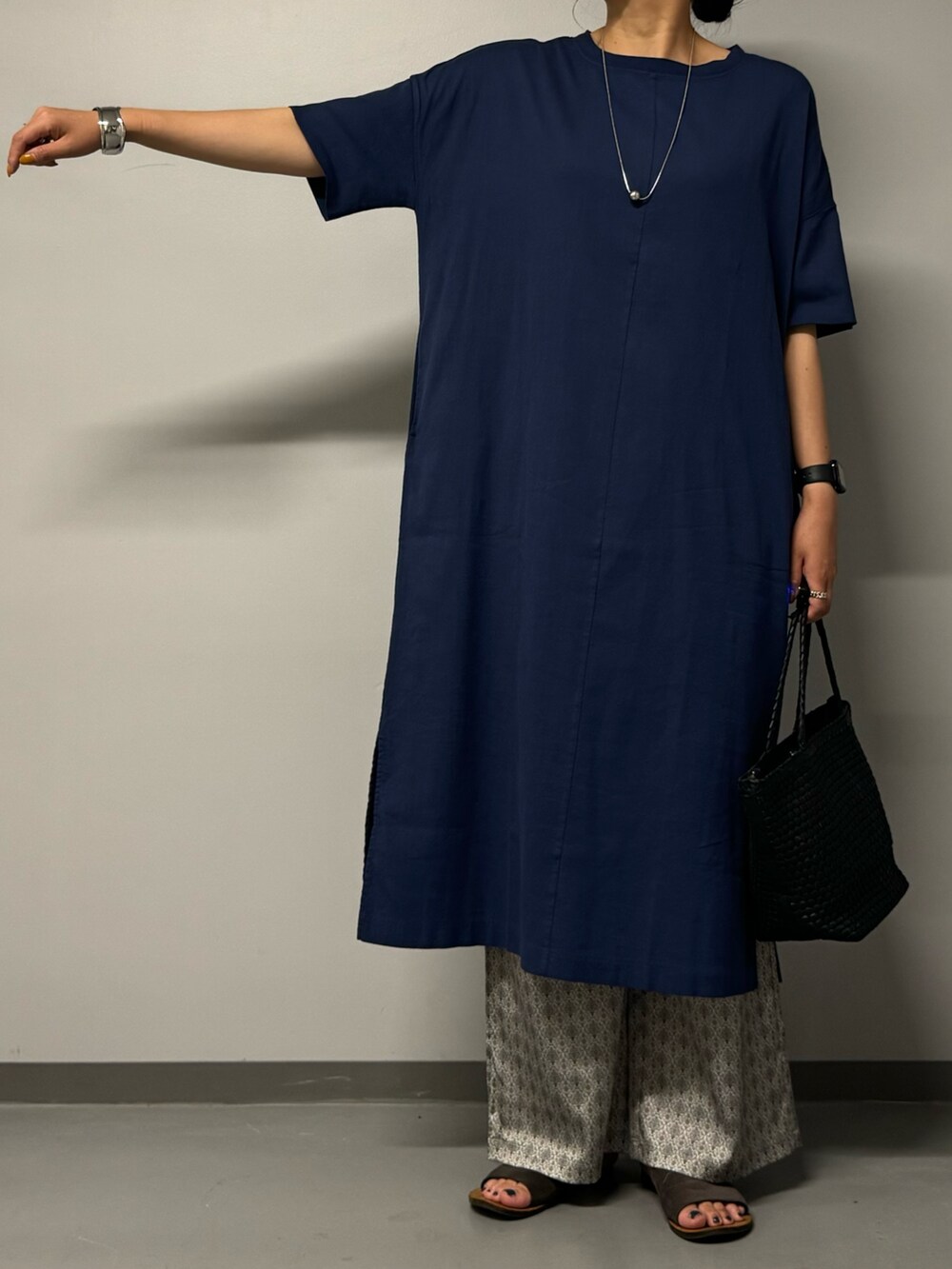 ブルー系のワンピース、ベージュ系のその他パンツ、ブラック系のトートバッグを着用したレディースの夏コーディネートの5枚目の写真