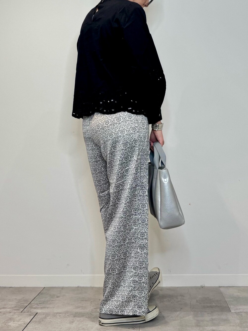 ブラック系のシャツ/ブラウス、シルバー系のトートバッグ、ブラック系のその他パンツを着用したレディースの秋コーディネートの3枚目の写真