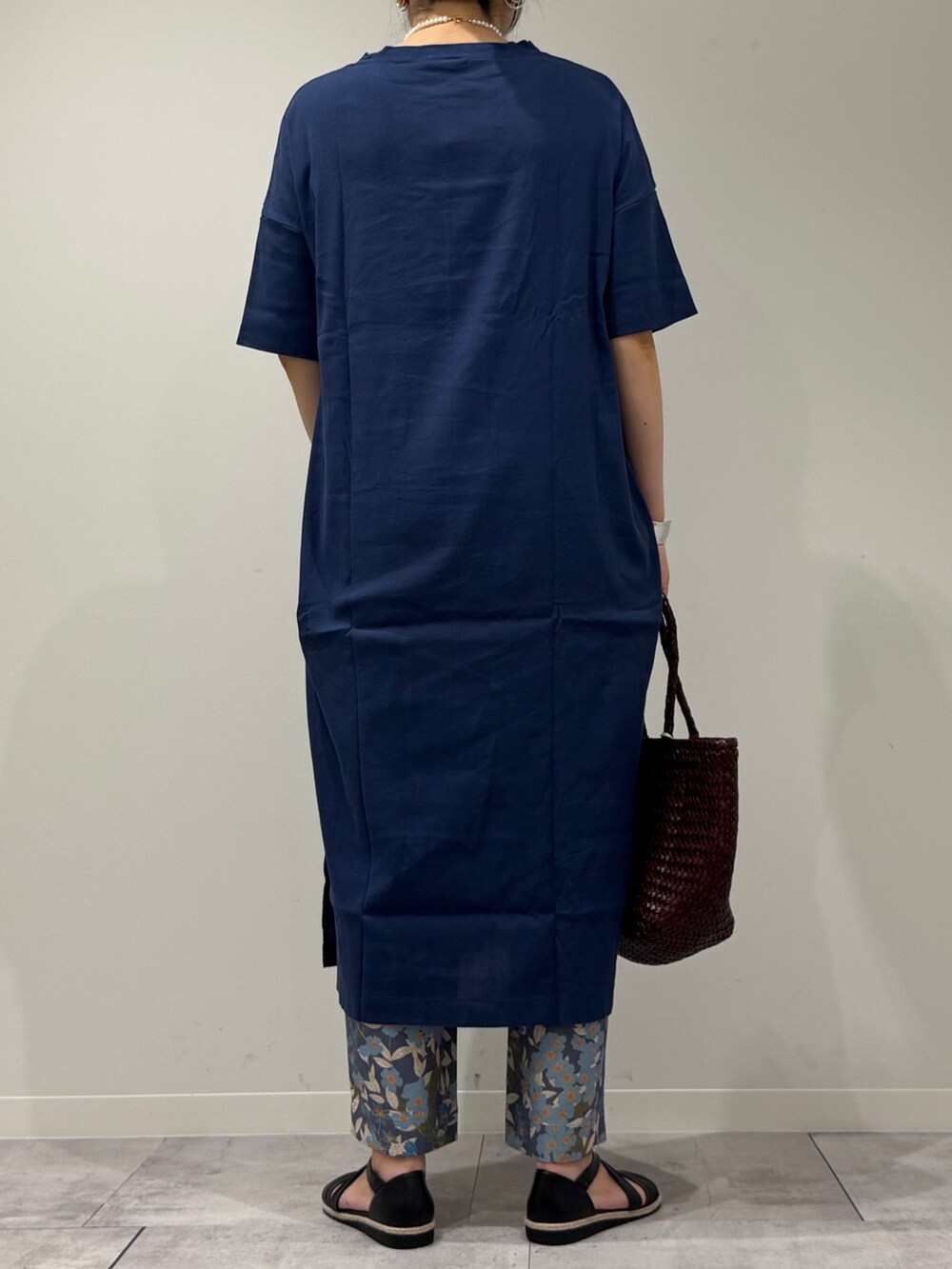 ブラウン系のトートバッグ、ブルー系のその他パンツ、ブラック系のサンダルを着用したレディースの春コーディネートの4枚目の写真