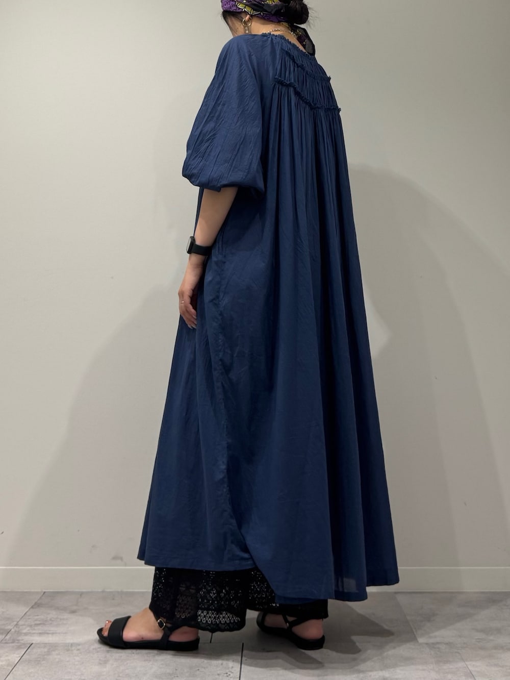 グリーン系のかごバッグ、ブラック系のその他パンツ、ブラック系のサンダルを着用したレディースの夏コーディネートの4枚目の写真