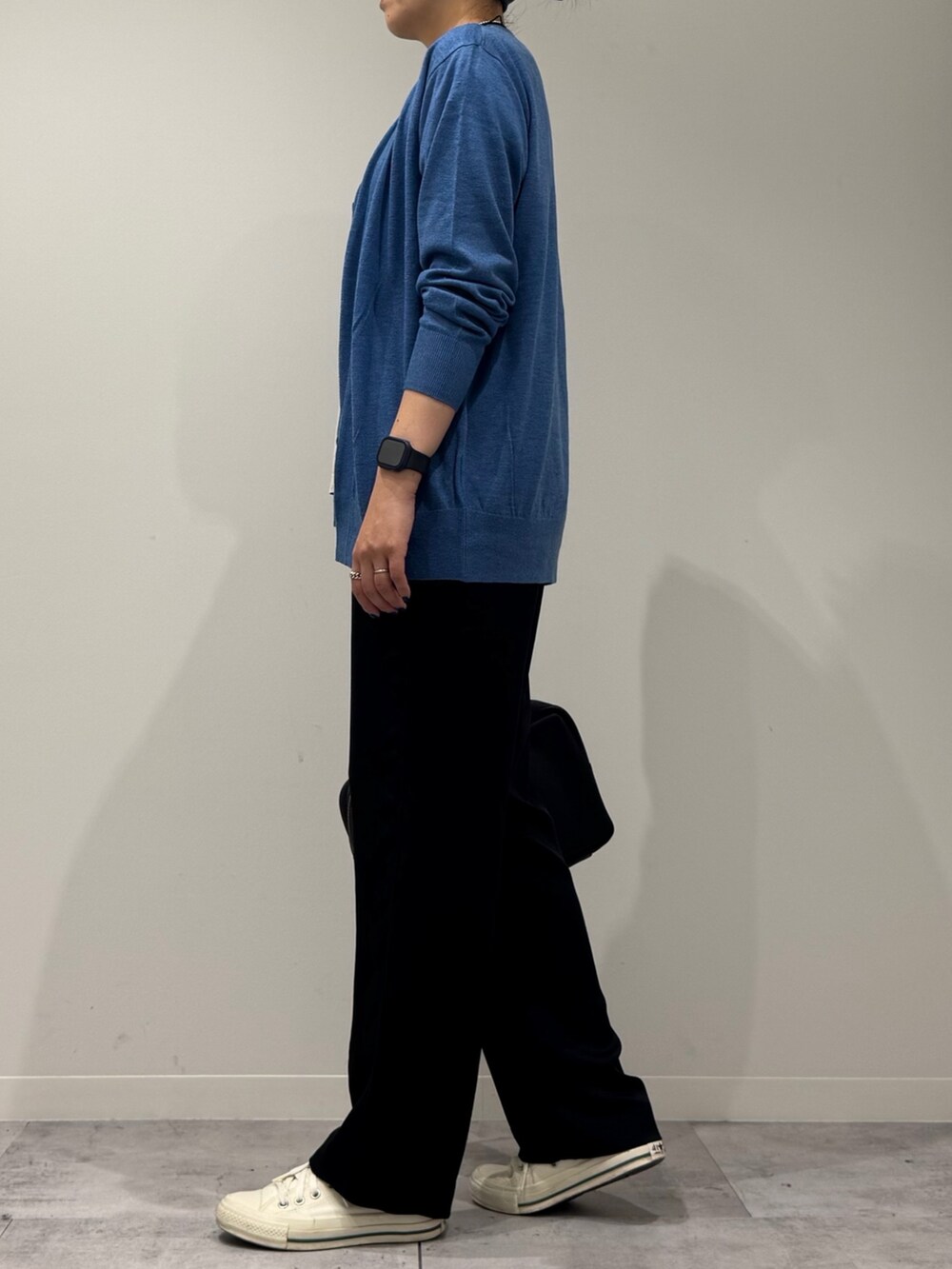 ブラック系のその他パンツ、グレー系のTシャツ/カットソー、ブルー系のカーディガン/ボレロを着用したレディースの秋コーディネートの5枚目の写真