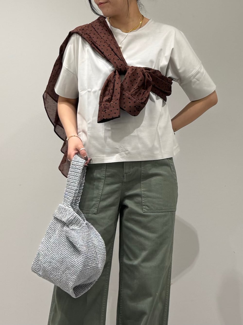 シルバー系のかごバッグ、ブラック系のローファー、ブラウン系のシャツ/ブラウスを着用したレディースの春コーディネートの7枚目の写真