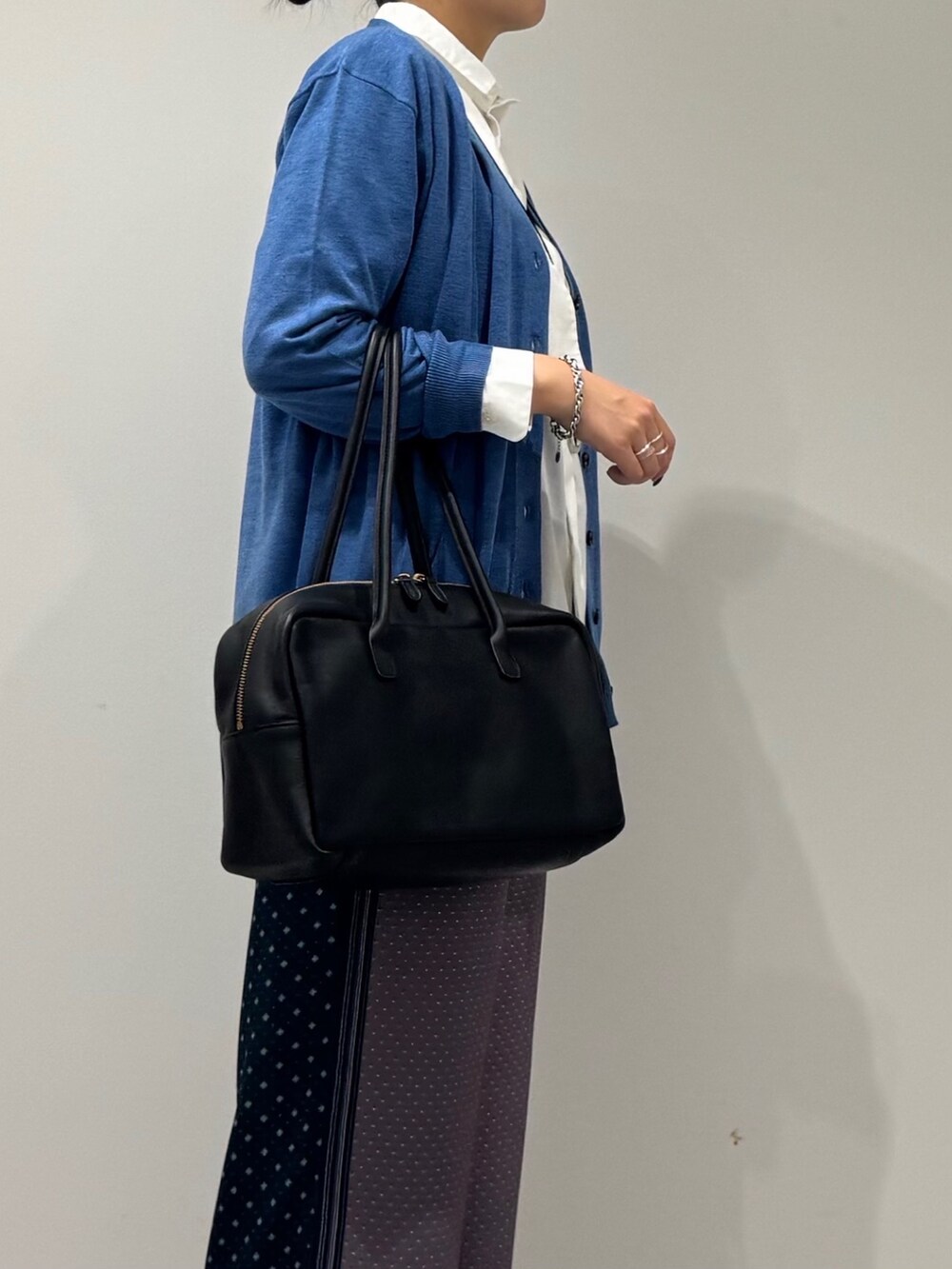 グレー系のその他パンツ、ホワイト系のシャツ/ブラウス、ブルー系のカーディガン/ボレロを着用したレディースの秋コーディネートの8枚目の写真