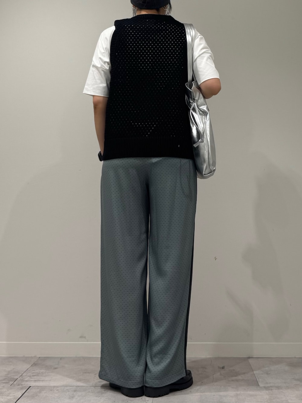ブラック系のベスト、ベージュ系のその他パンツ、ブラック系のローファーを着用したレディースの春コーディネートの3枚目の写真
