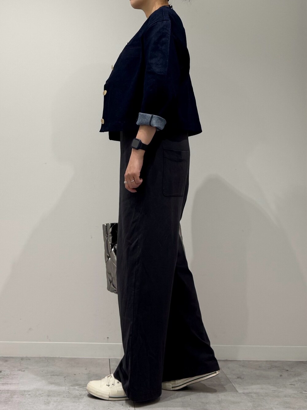 シルバー系のトートバッグ、グレー系のサロペット/オーバーオール、グレー系のTシャツ/カットソーを着用したレディースの秋コーディネートの4枚目の写真