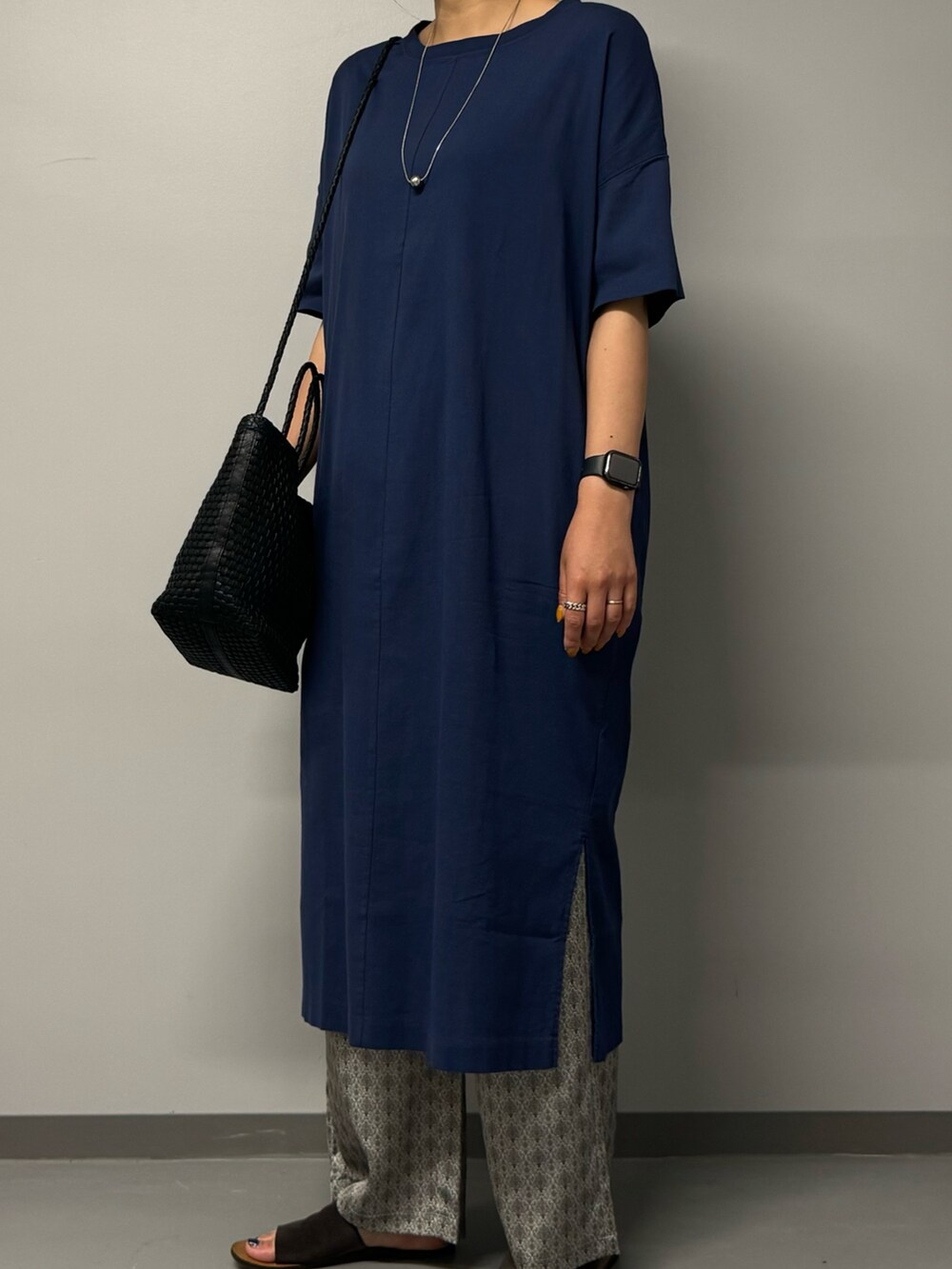 ブルー系のワンピース、ベージュ系のその他パンツ、ブラック系のトートバッグを着用したレディースの夏コーディネートの3枚目の写真