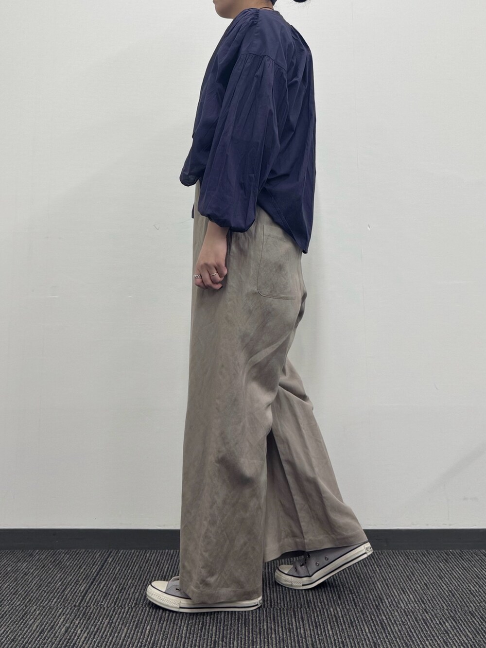 シルバー系のトートバッグ、ベージュ系のサロペット/オーバーオール、ホワイト系のTシャツ/カットソーを着用したレディースの春コーディネートの5枚目の写真