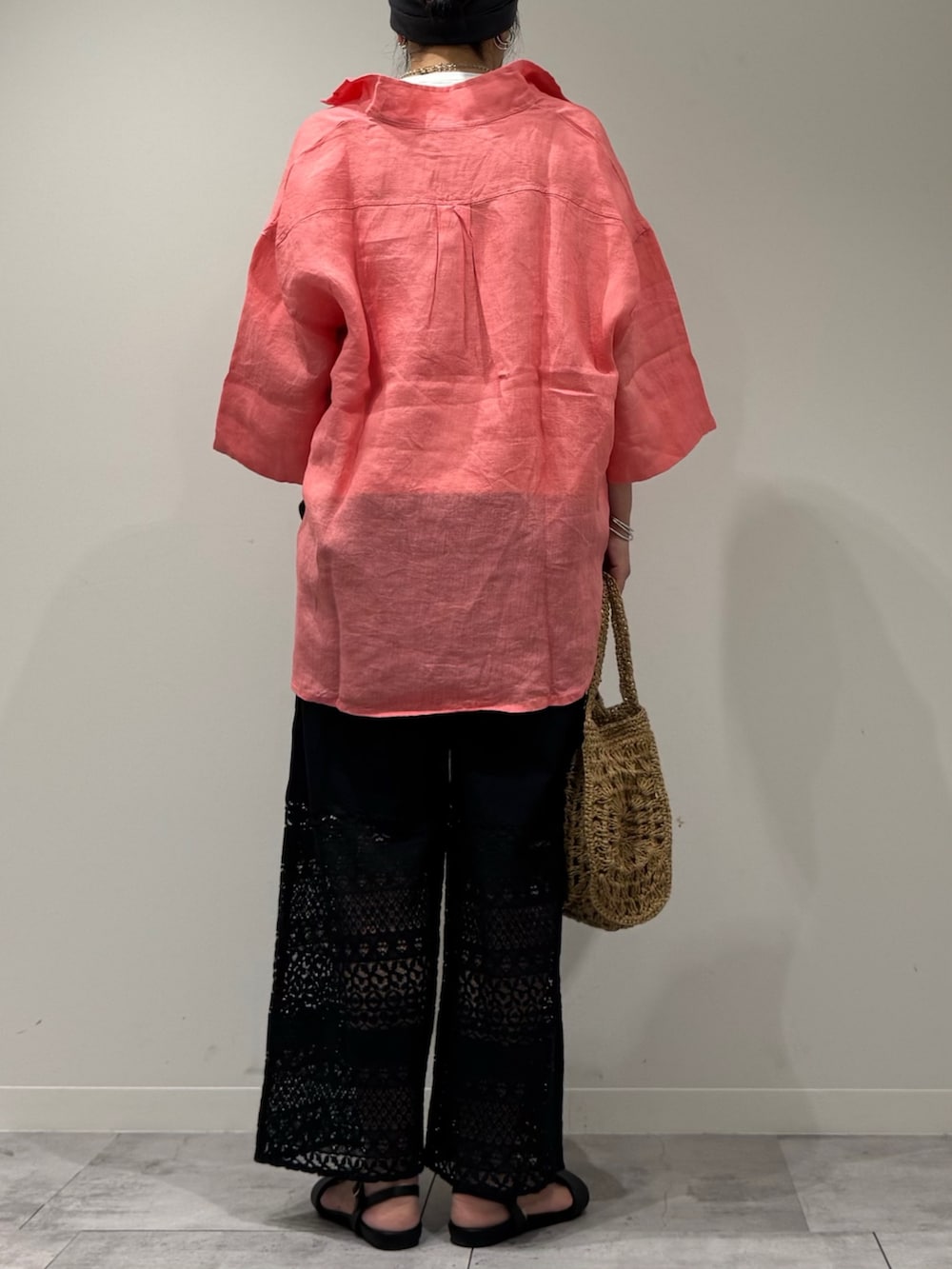 ベージュ系のかごバッグ、ブラック系のサンダル、ブラック系のその他パンツを着用したレディースの夏コーディネートの3枚目の写真