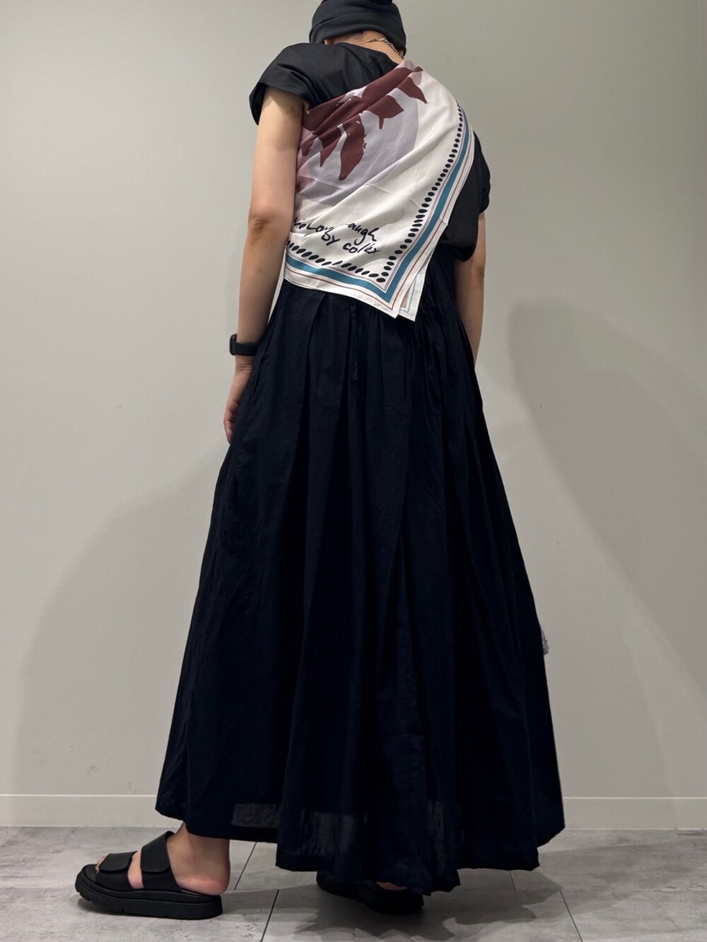 ブラック系のワンピース、シルバー系のかごバッグ、ブラック系のサンダルを着用したレディースの夏コーディネートの5枚目の写真