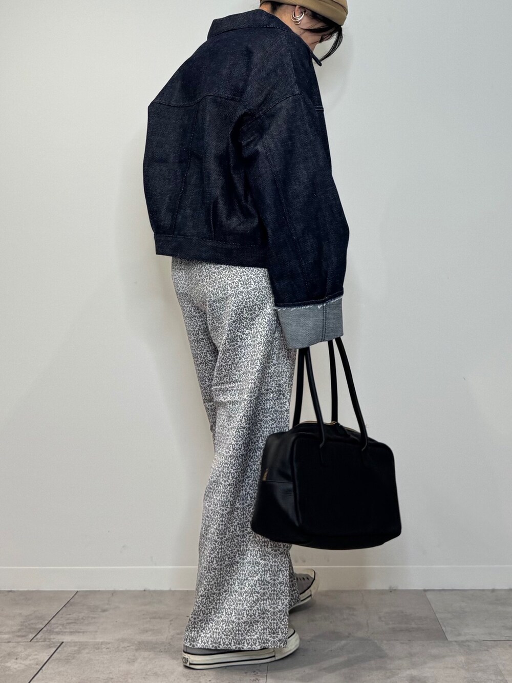 ブルー系のデニムジャケット、ブラック系のシャツ/ブラウス、ブラック系のその他パンツを着用したレディースの春コーディネートの3枚目の写真