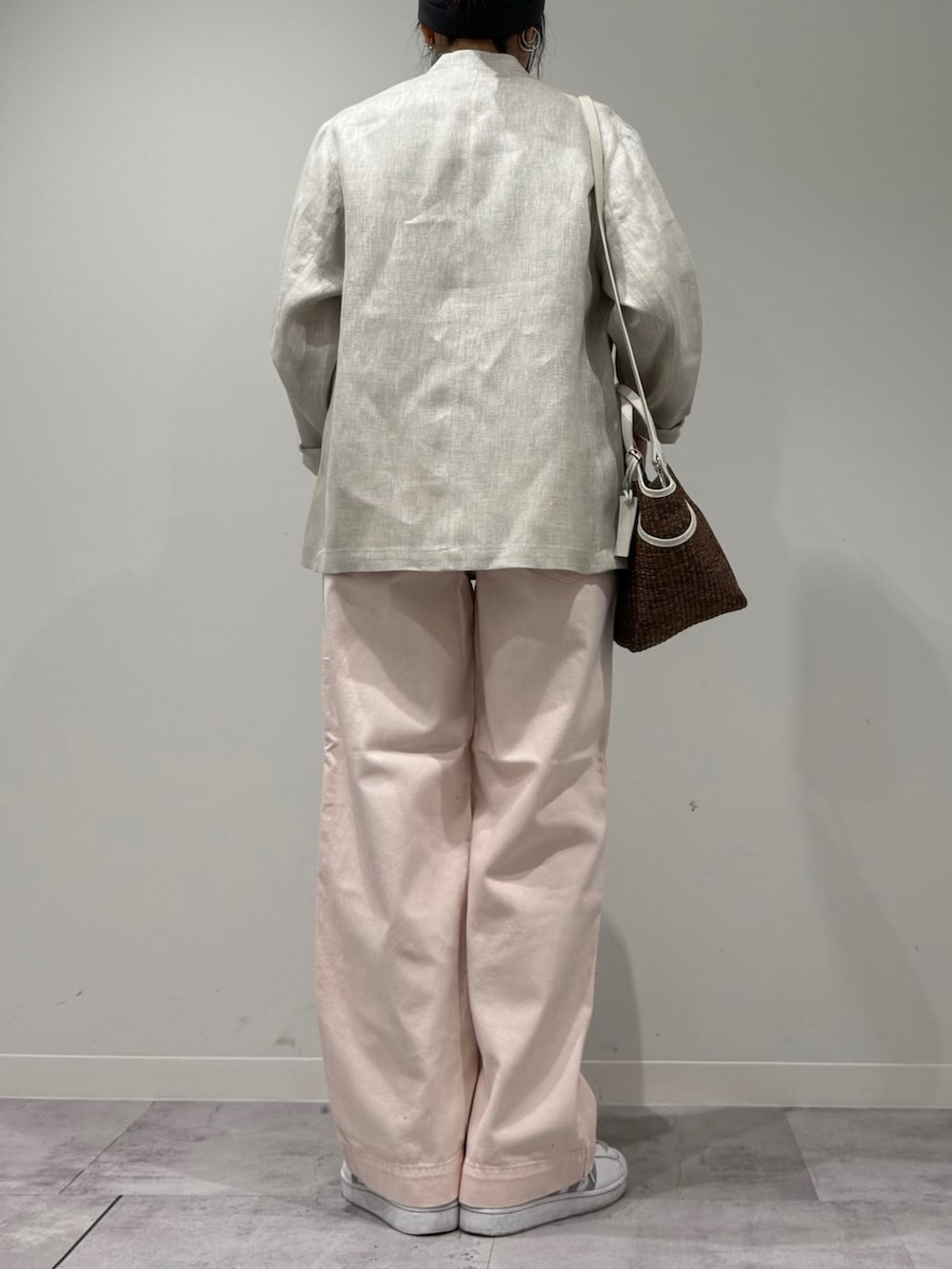 ピンク系のその他パンツ、ブラウン系のかごバッグ、ベージュ系のノーカラージャケットを着用したレディースの春コーディネートの3枚目の写真