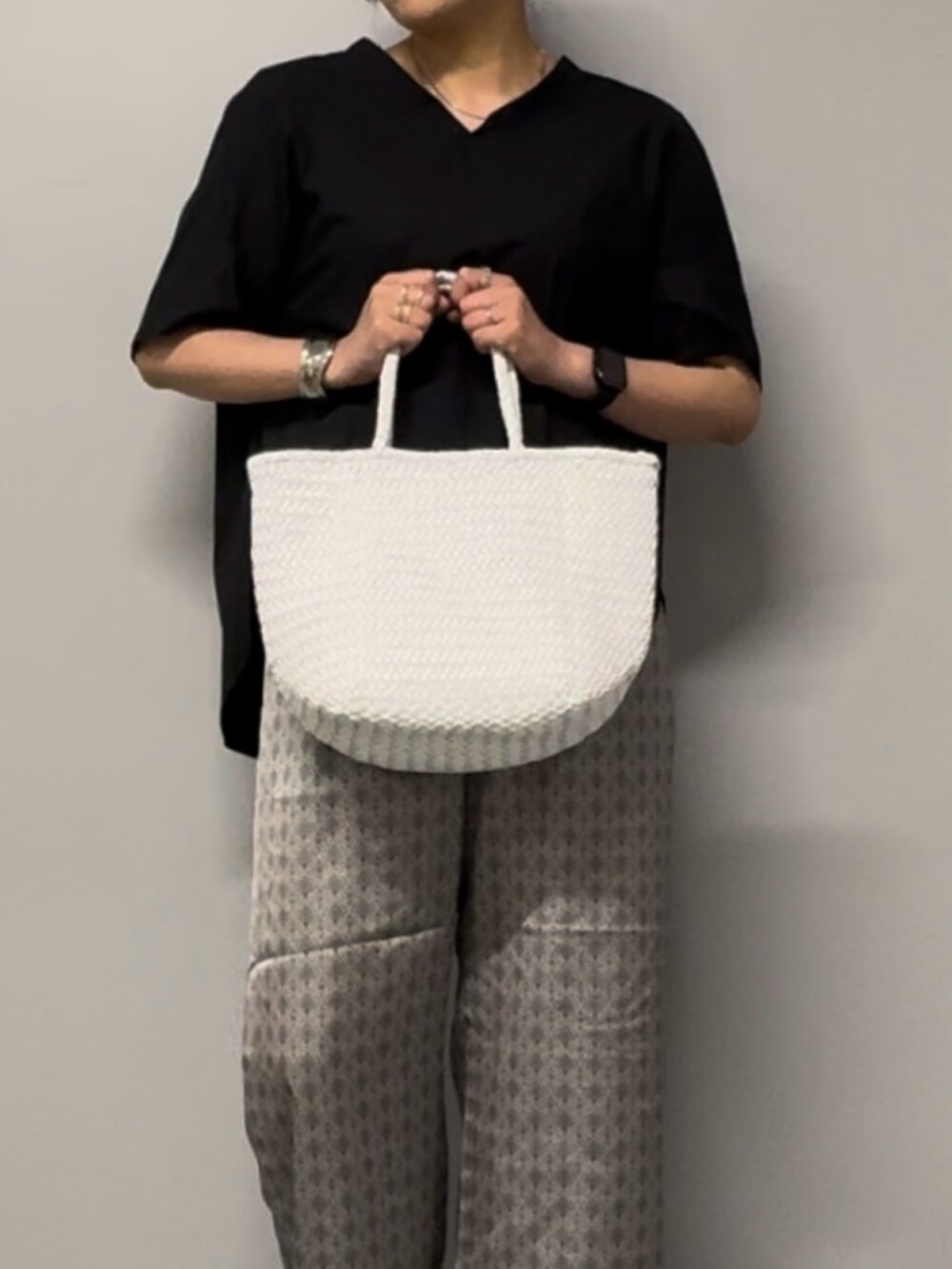 ブラック系のシャツ/ブラウス、ブルー系のその他パンツ、ブラック系のサンダルを着用したレディースの夏コーディネートの7枚目の写真