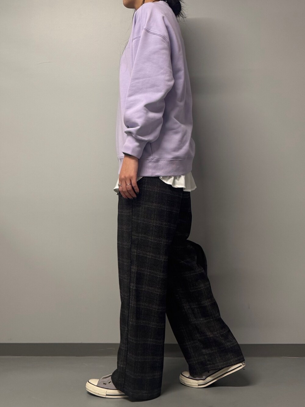 パープル系のスウェット、ブラック系のボストンバッグ、ブラウン系のその他パンツを着用したレディースの冬コーディネートの4枚目の写真