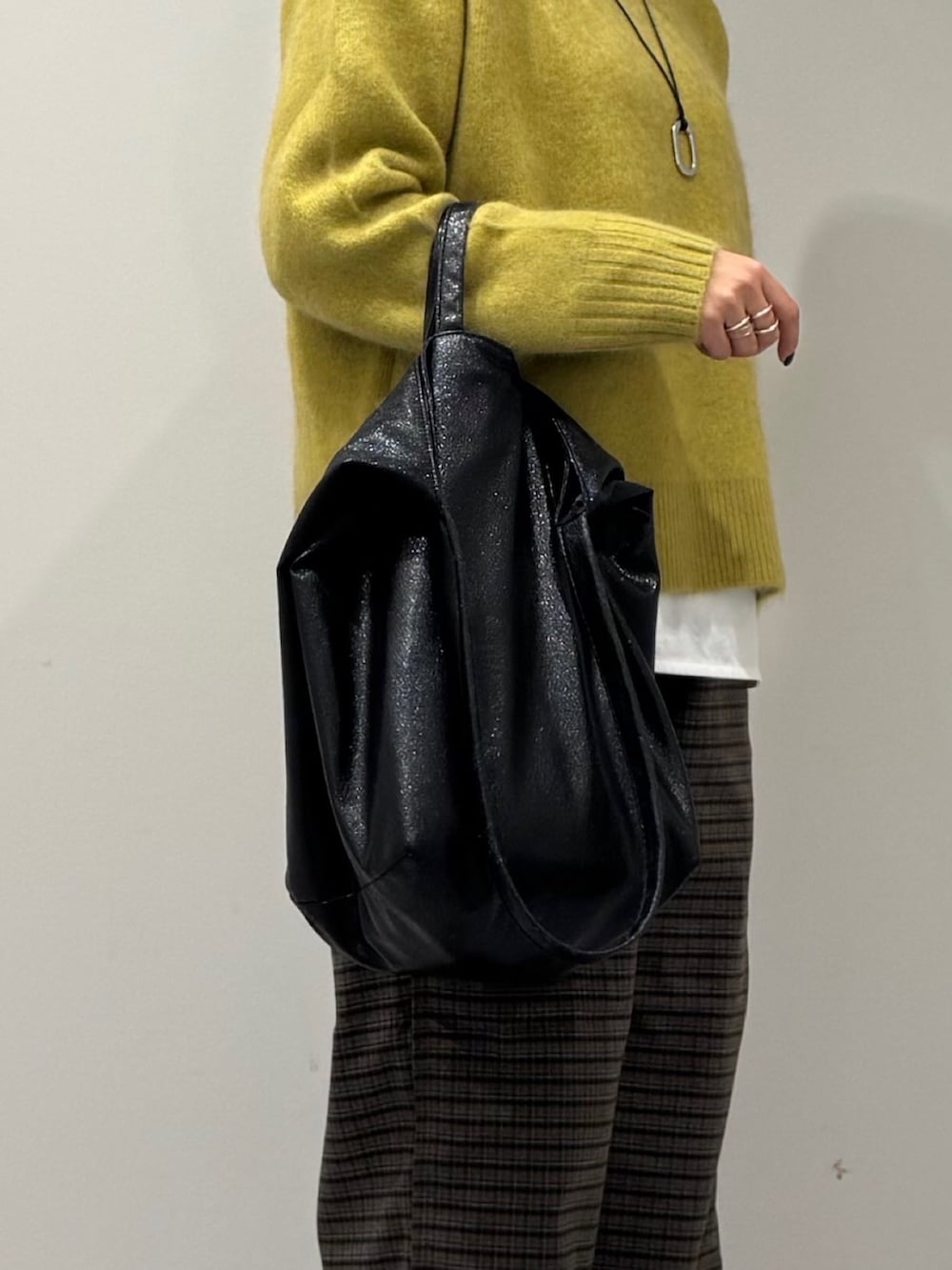 ブラック系のトートバッグ、ブラウン系のその他パンツ、ブラック系のローファーを着用したレディースの冬コーディネートの8枚目の写真