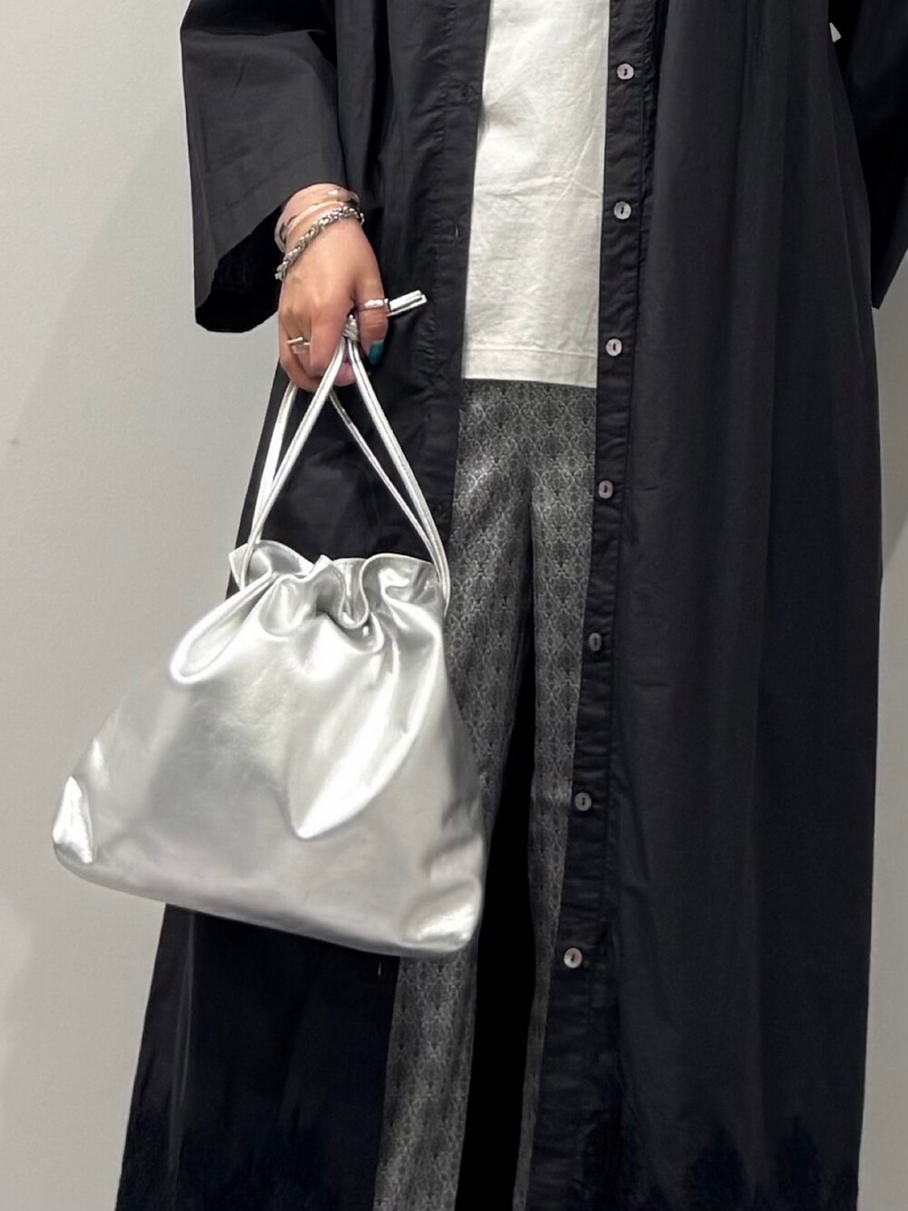 グレー系のTシャツ/カットソー、シルバー系のショルダーバッグ、ベージュ系のその他パンツを着用したレディースの夏コーディネートの7枚目の写真