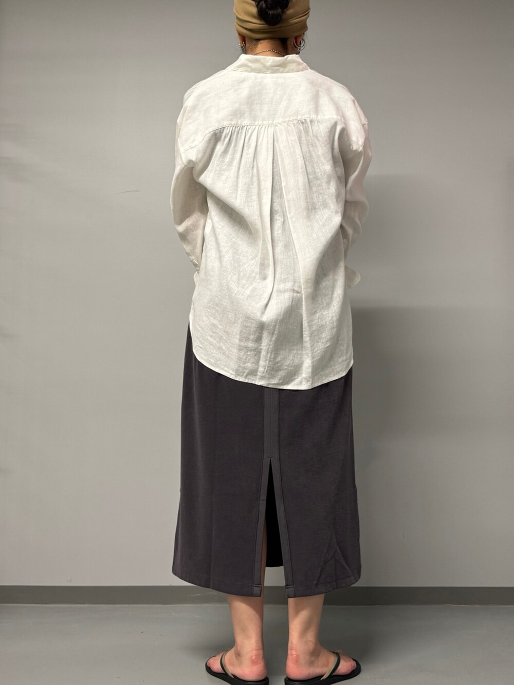 グレー系のワンピース、ホワイト系のシャツ/ブラウス、ブラック系のサンダルを着用したレディースの夏コーディネートの4枚目の写真