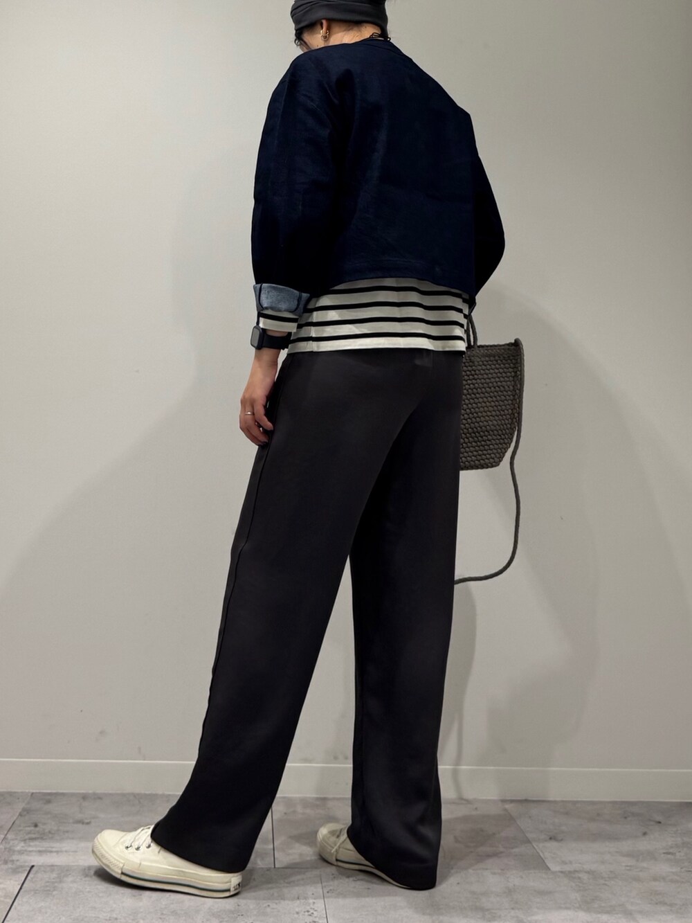 ベージュ系のトートバッグ、ブラック系のその他パンツ、ブラック系のTシャツ/カットソーを着用したレディースの秋コーディネートの4枚目の写真