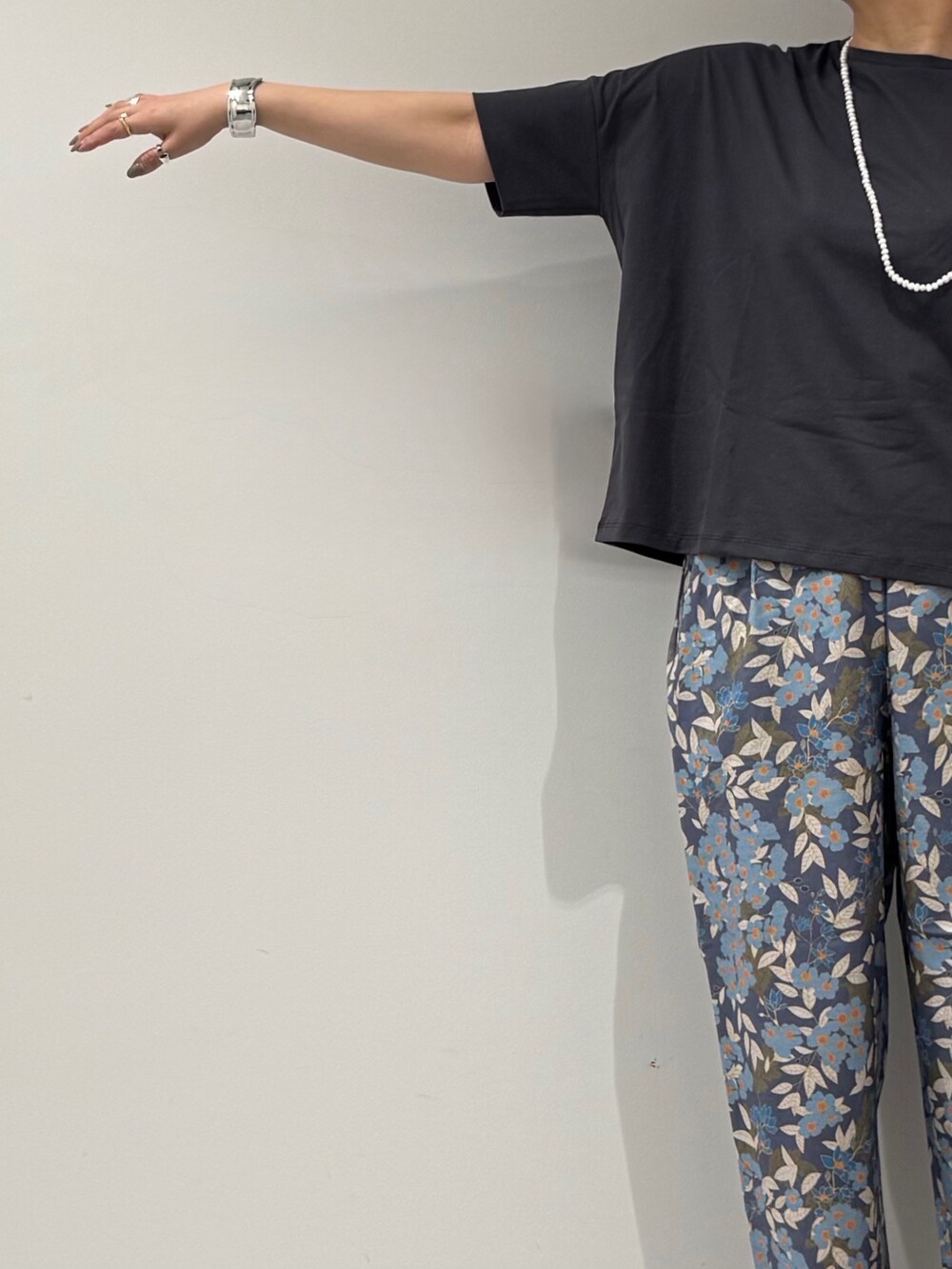 シルバー系のかごバッグ、ブルー系のその他パンツ、グレー系のTシャツ/カットソーを着用したレディースの春コーディネートの7枚目の写真