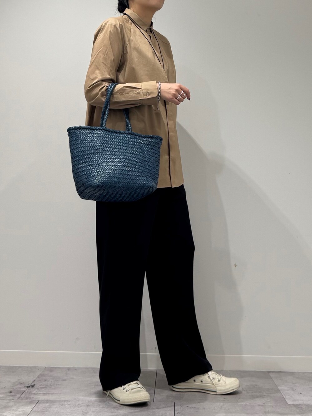 ブルー系のトートバッグ、ベージュ系のシャツ/ブラウス、ブラック系のその他パンツを着用したレディースの秋コーディネートの2枚目の写真