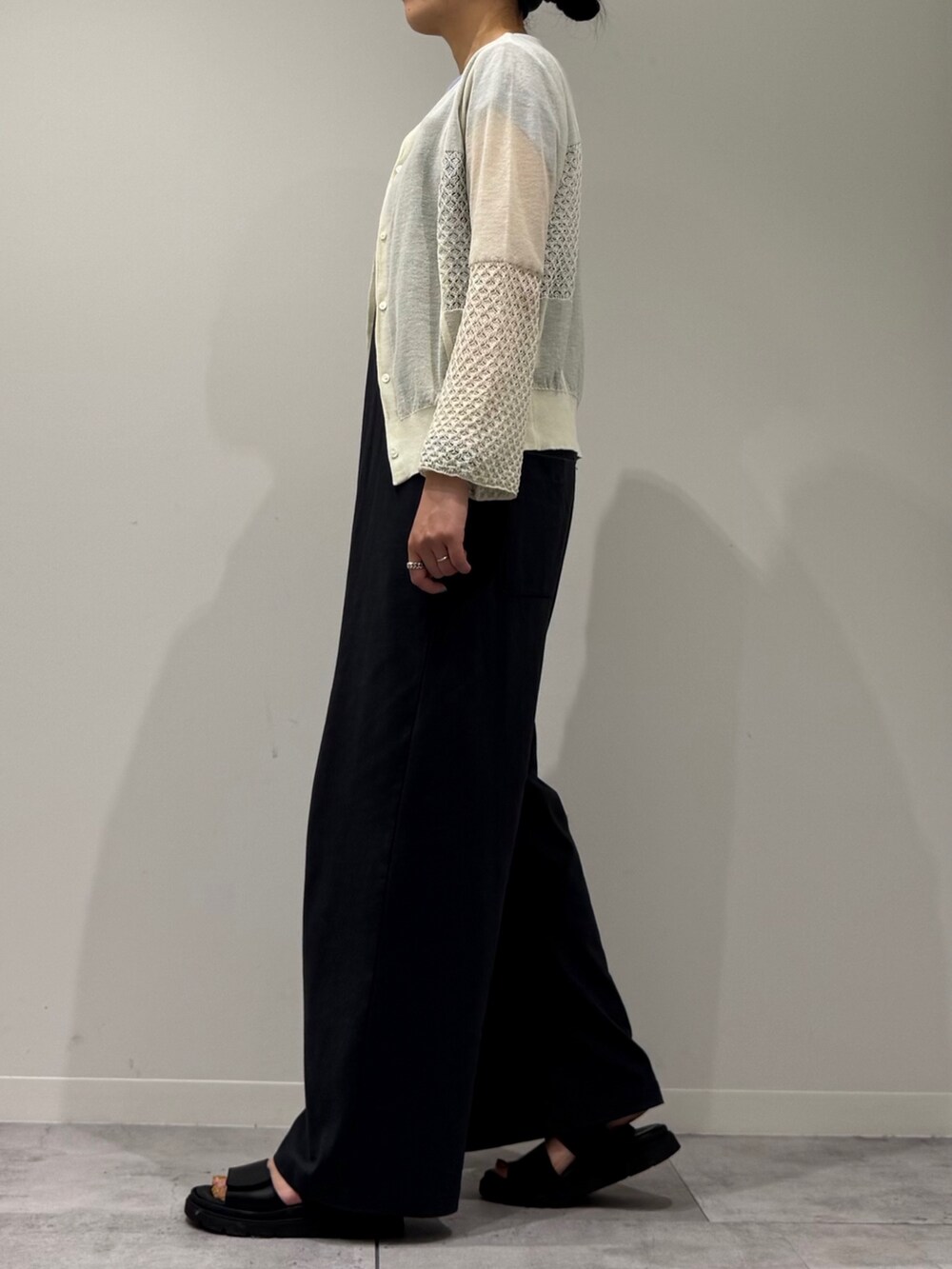 シルバー系のかごバッグ、グレー系のサロペット/オーバーオール、ブラック系のサンダルを着用したレディースの秋コーディネートの5枚目の写真