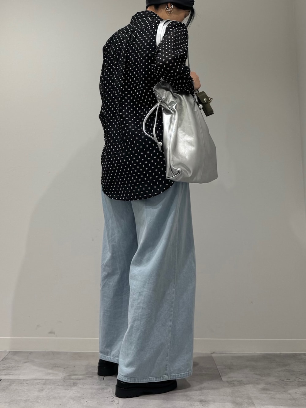 シルバー系のトートバッグ、ブラック系のローファー、ブラック系のシャツ/ブラウスを着用したレディースの春コーディネートの4枚目の写真