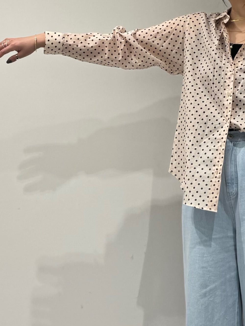 イエロー系のショルダーバッグ、ブルー系のデニムパンツ、ブラック系のローファーを着用したレディースの春コーディネートの6枚目の写真