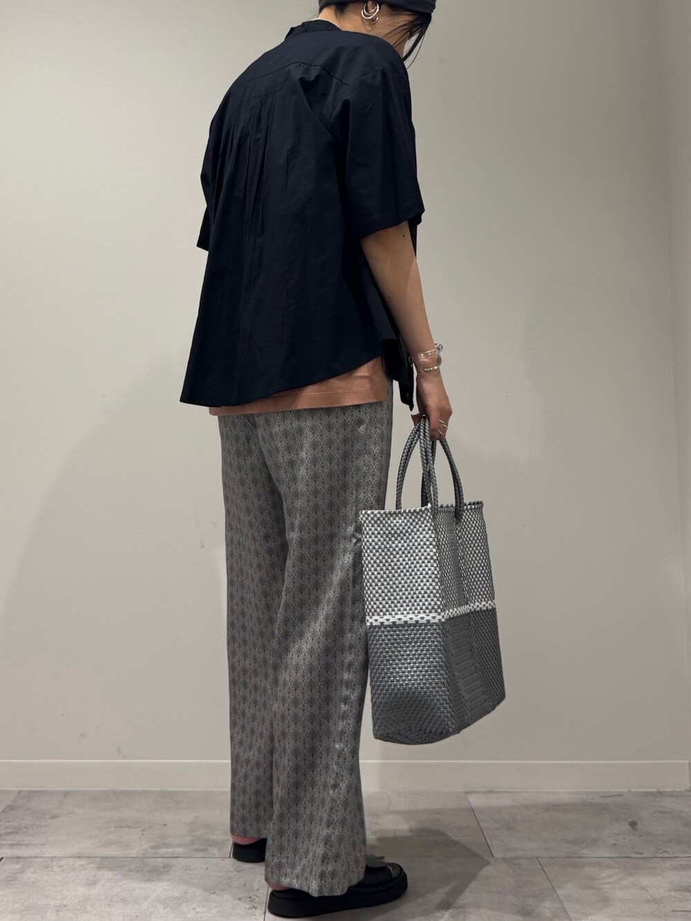 ピンク系のTシャツ/カットソー、シルバー系のかごバッグ、ベージュ系のその他パンツを着用したレディースの春コーディネートの3枚目の写真