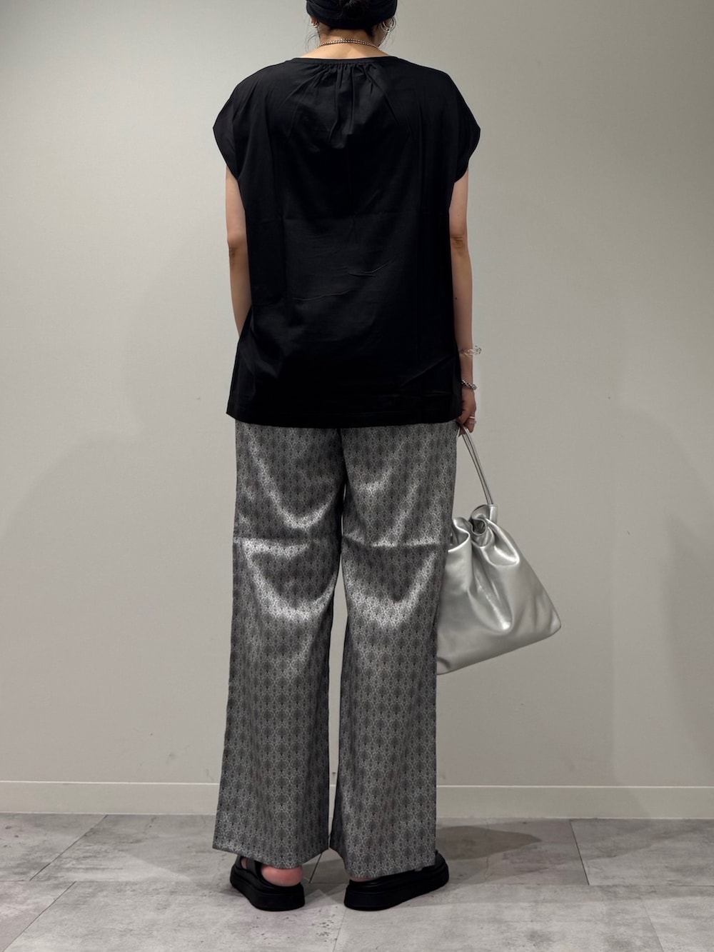 シルバー系のショルダーバッグ、グレー系のTシャツ/カットソー、ベージュ系のその他パンツを着用したレディースの秋コーディネートの4枚目の写真