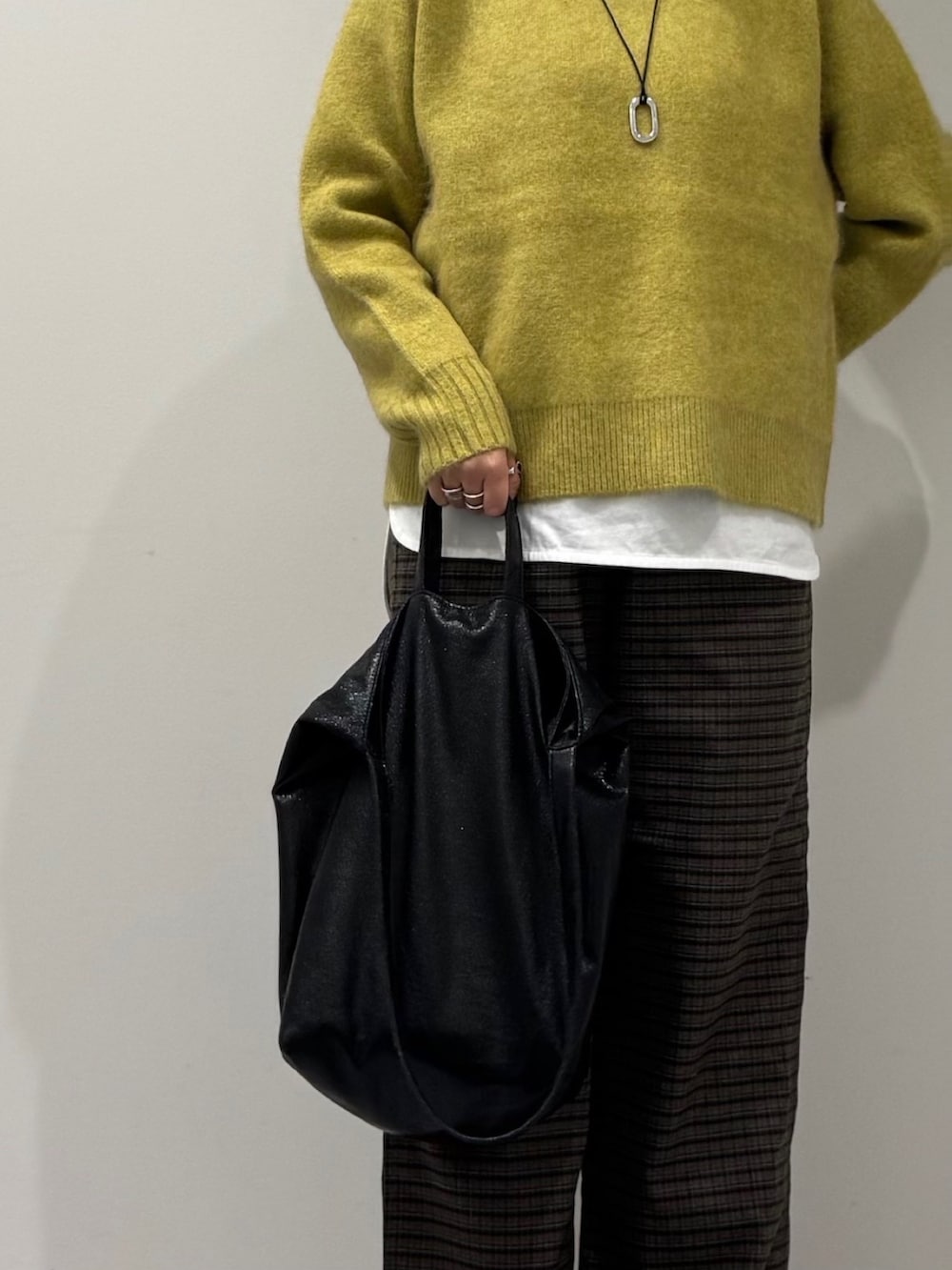 ブラック系のトートバッグ、ブラウン系のその他パンツ、ブラック系のローファーを着用したレディースの冬コーディネートの7枚目の写真