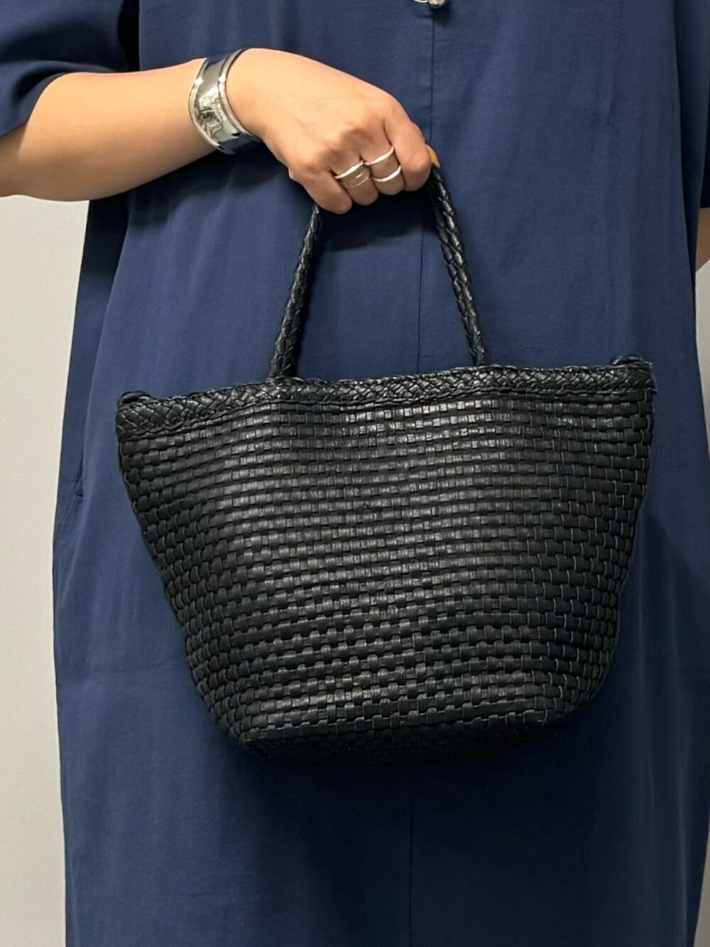 ブルー系のワンピース、ベージュ系のその他パンツ、ブラック系のトートバッグを着用したレディースの夏コーディネートの8枚目の写真