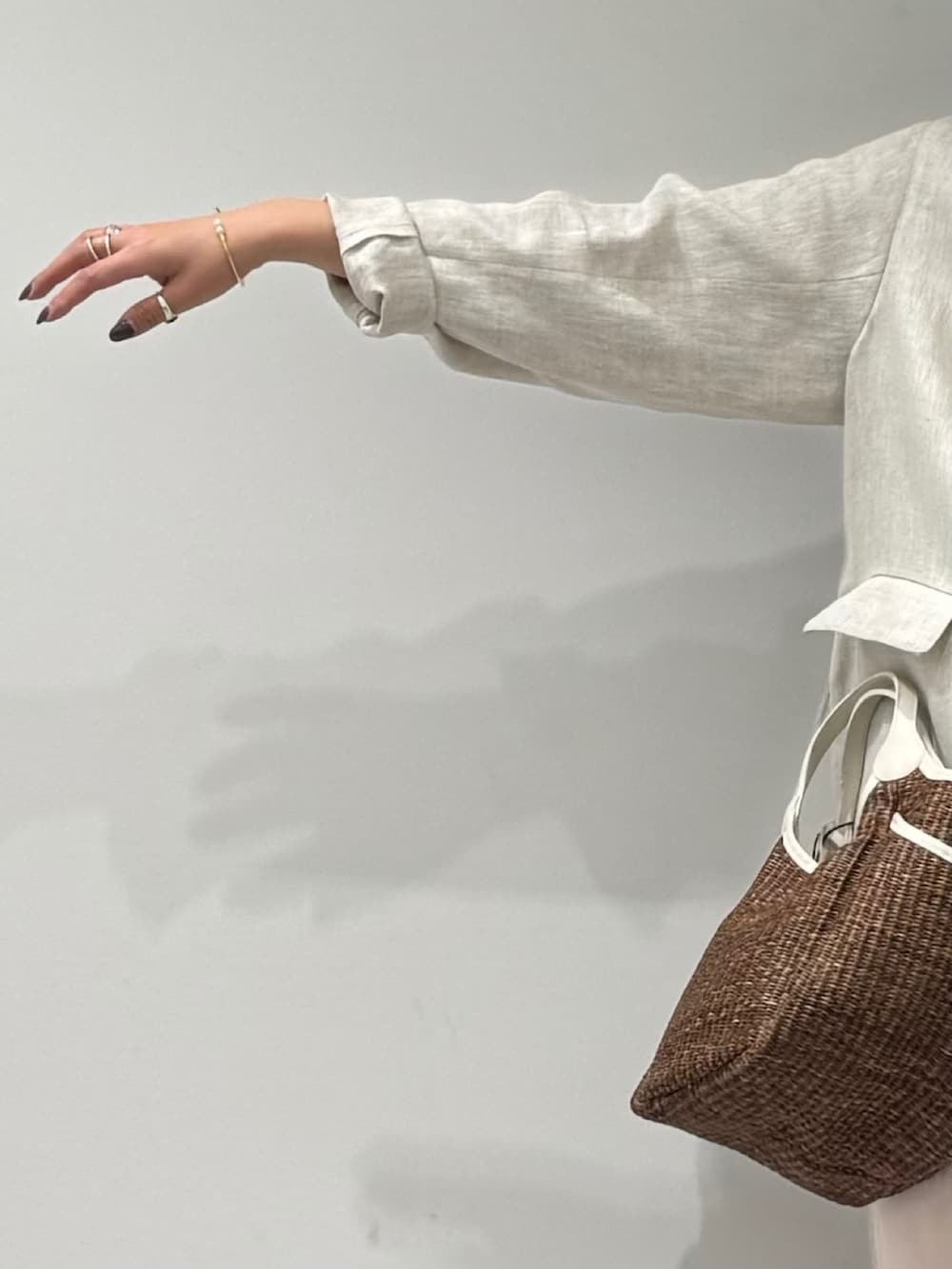 ピンク系のその他パンツ、ブラウン系のかごバッグ、ベージュ系のノーカラージャケットを着用したレディースの春コーディネートの7枚目の写真